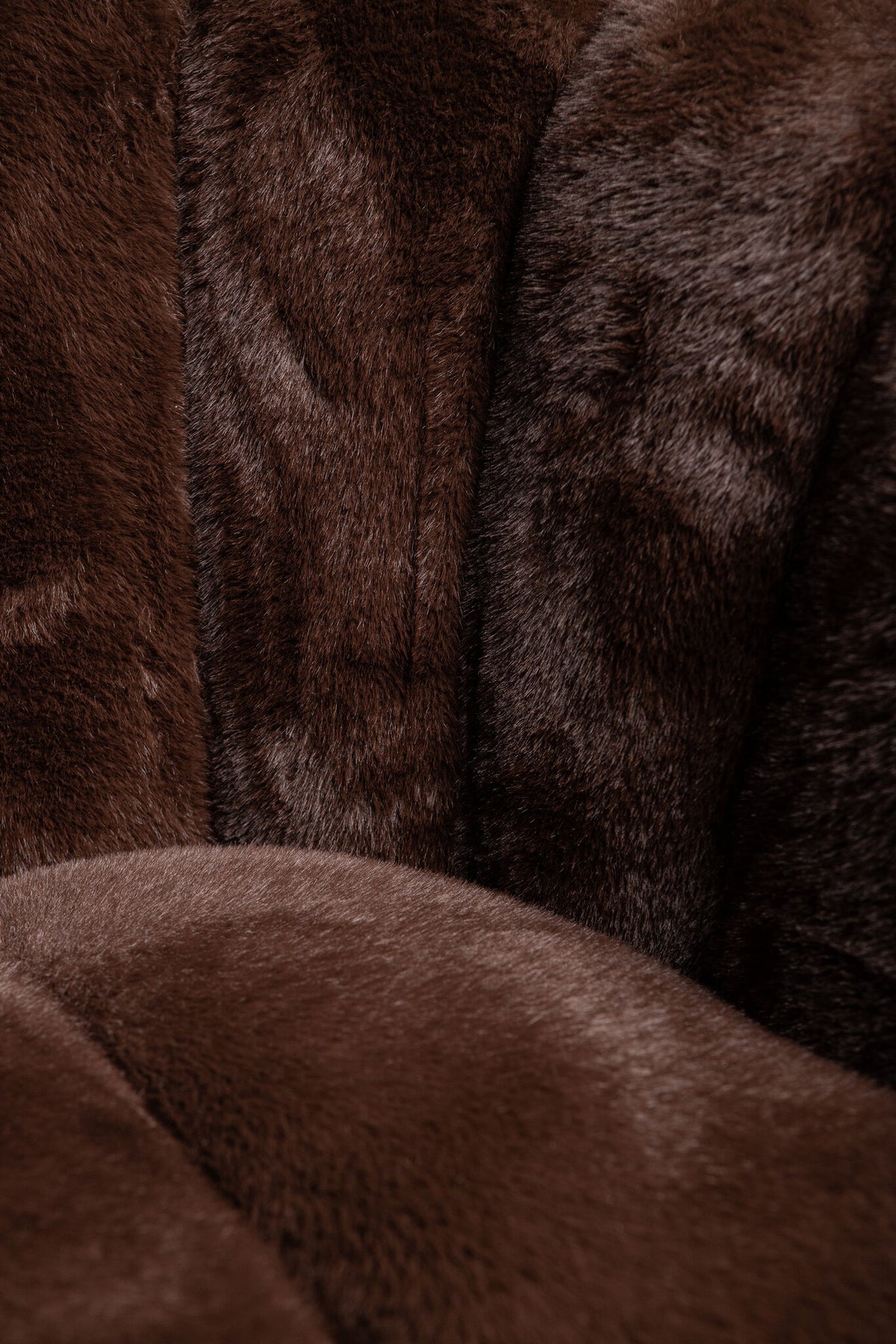 Poltrona Furia marrone scuro in pelliccia PTMD