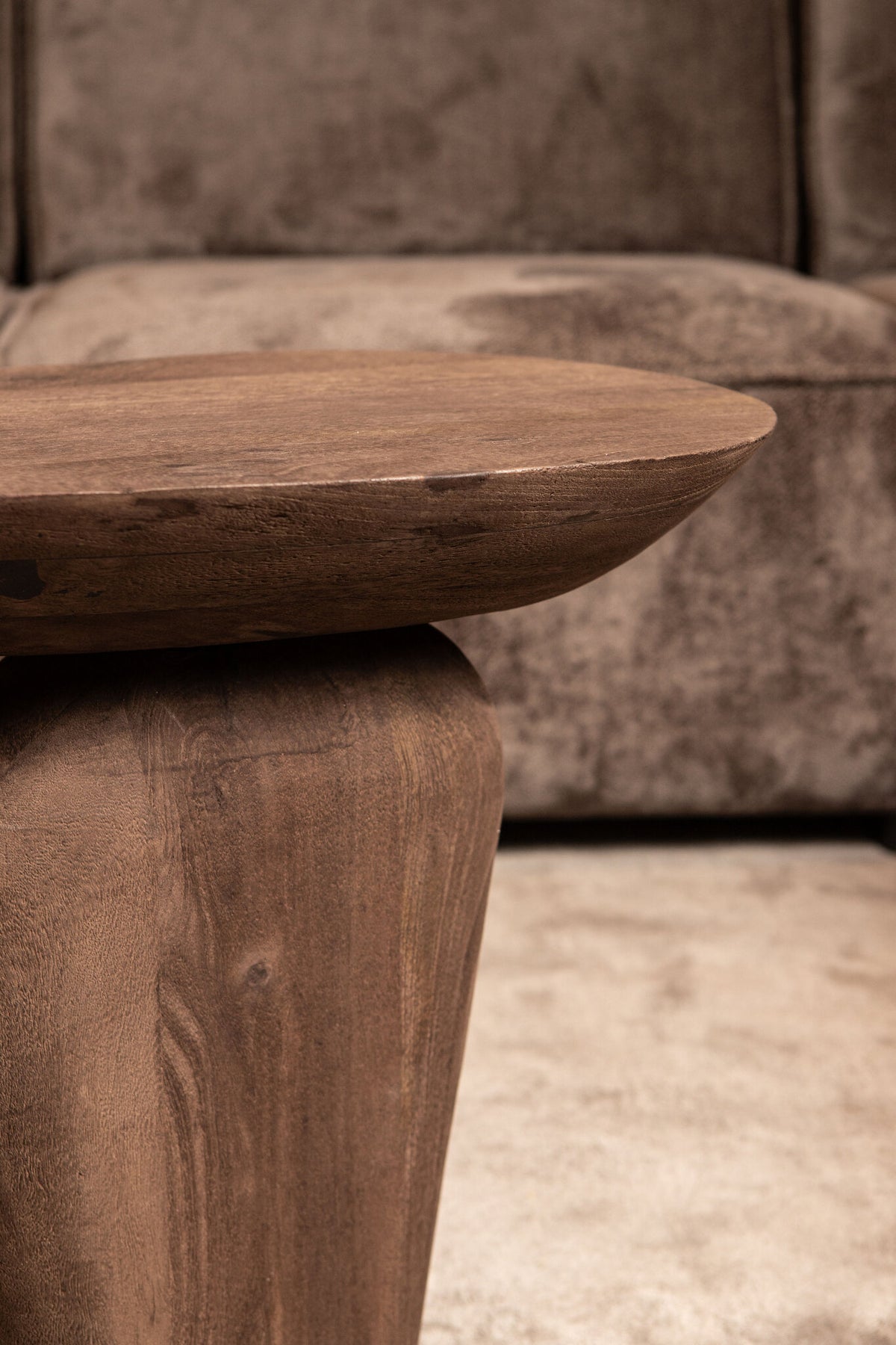 Tavolino Harshad in legno di mango marrone, forme organiche, PTMD
