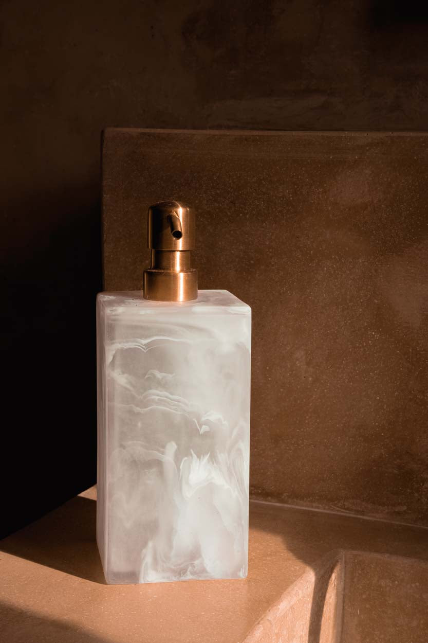 Il dispenser per sapone in resina - Rosa Bianco Bazar Bizar