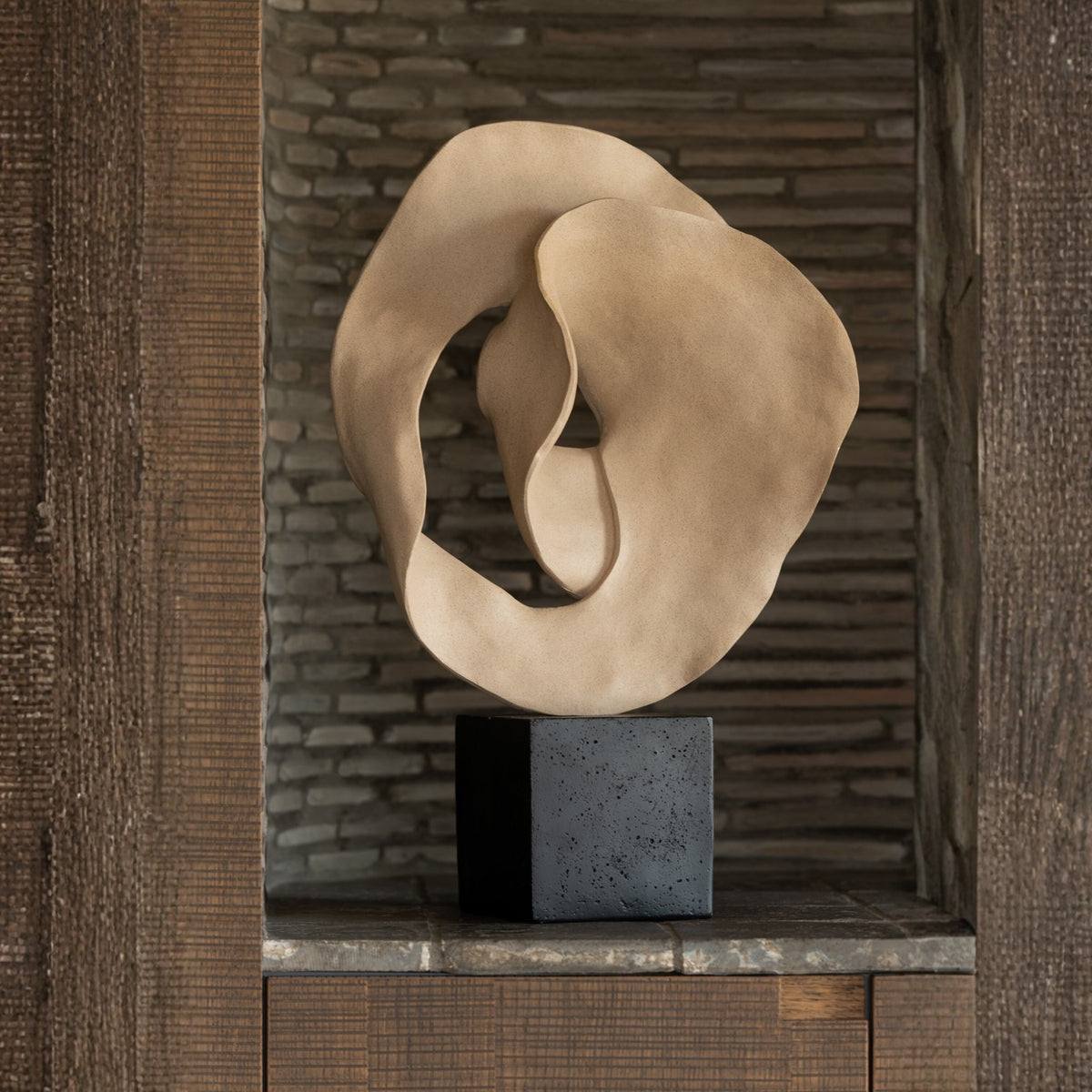Deco Astratto Su Piedistallo Resina Beige/Nero J-Line