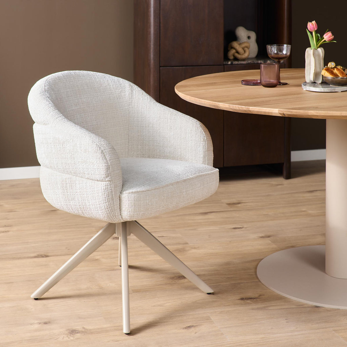 Sedia da pranzo Bella in tessuto bianco sporco con braccioli Starfurn