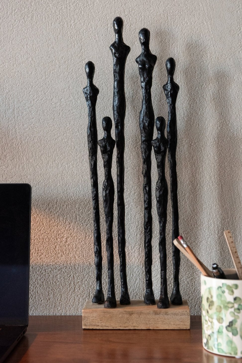 Scultura Uomini su Piedistallo Poliresina Nero Naturale J-Line