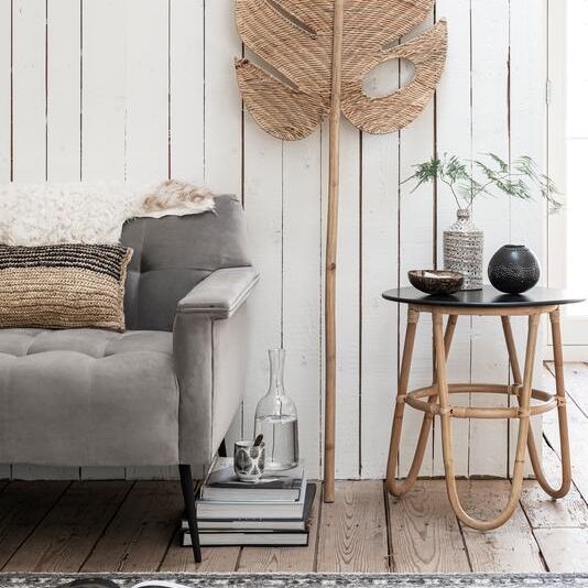 Bijzettafel Buenavista rotan zwart in een sfeervol interieur