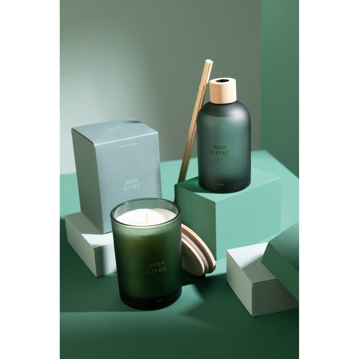 Geurkaars Accords Essentiels Bois Givré 38 Uur van J-Line samen met bijpassende geurstokjes uit de Bois Givré lijn