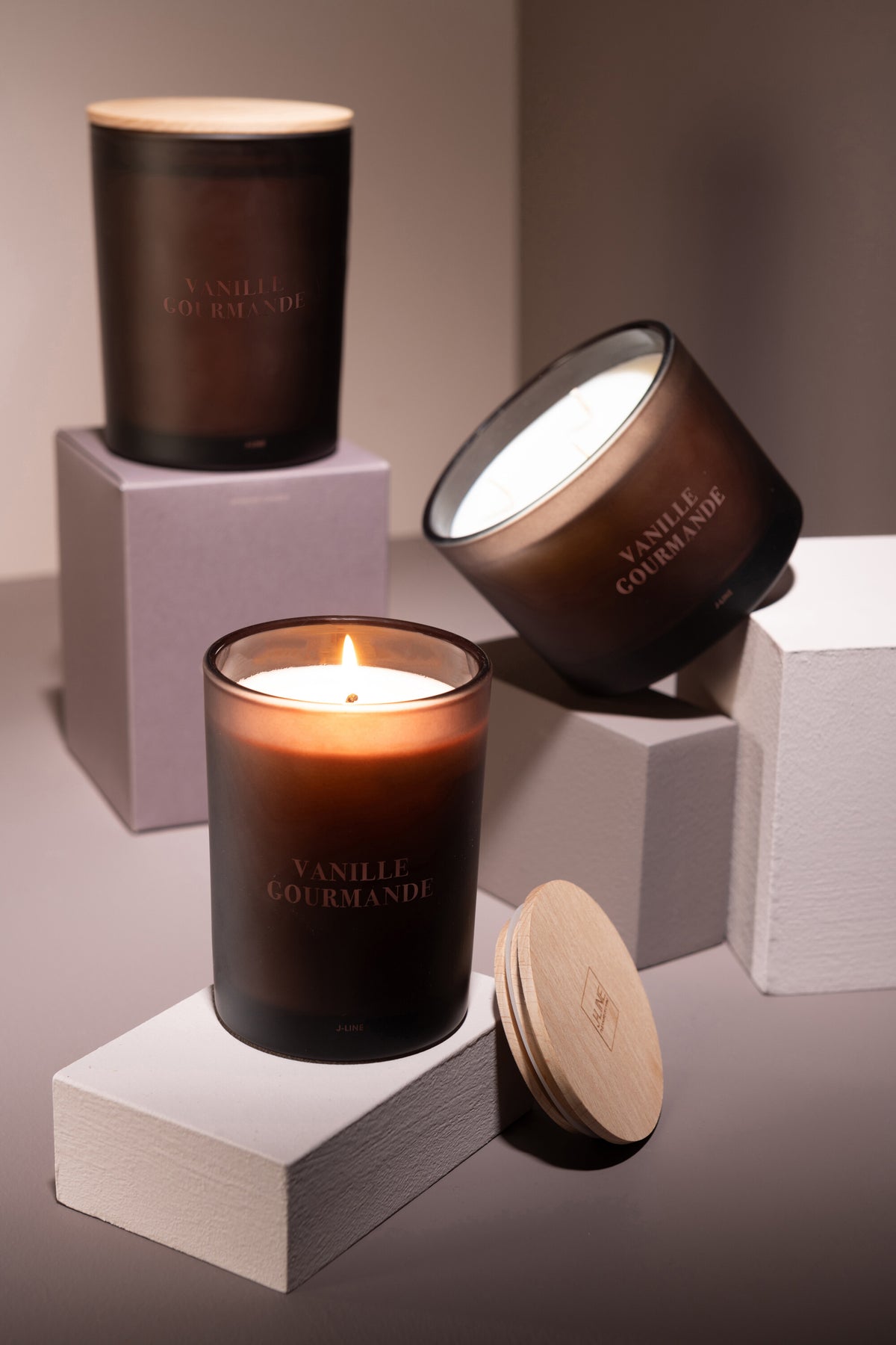 Geurkaars Accords Essentiels Vanille Gourmande 38 Uur - Geurkaars - J-Line - livinglovely.nl