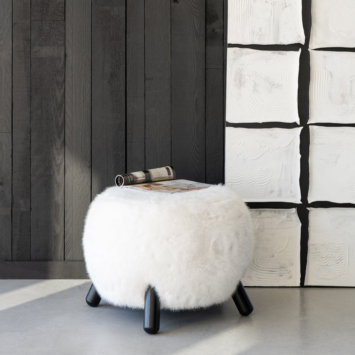 Sgabello Bianco con Gambe in Legno e Morbida Finta Pelliccia J-Line