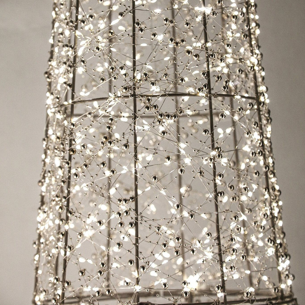Misk Kegelkerstboom LED XL van PTMD, close up van de verlichte kegelkerstboom