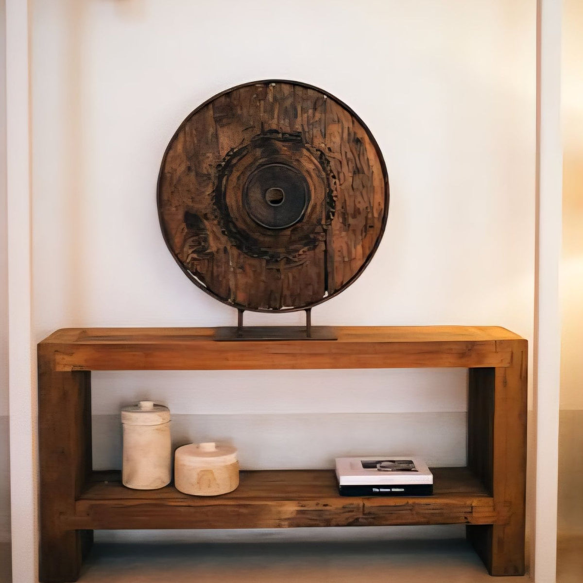 Ornament Pompei Molensteen Teruggewonnen Hout Naturel van Pomax, sfeerbeeld met styling in huis