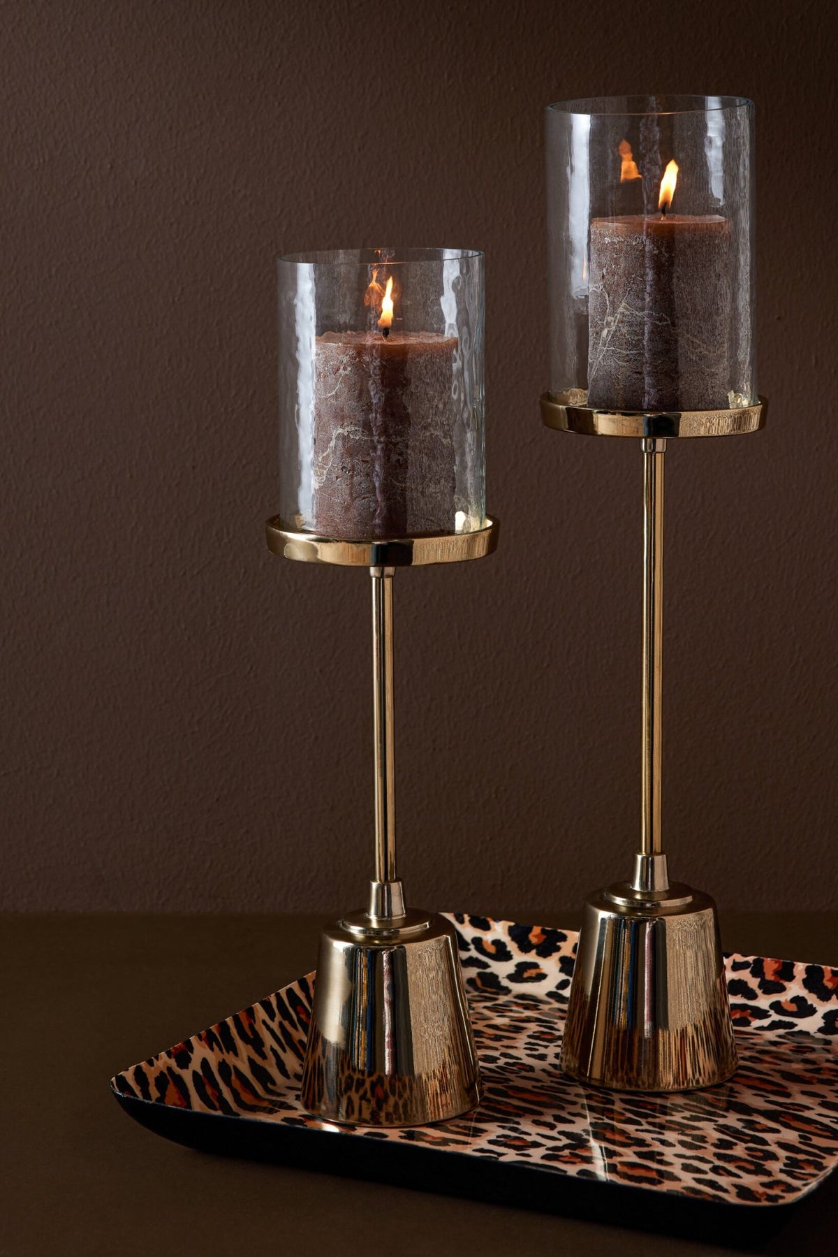 Set di 2 vassoi Leo quadrati stampa pantera in metallo caramello/nero J-Line
