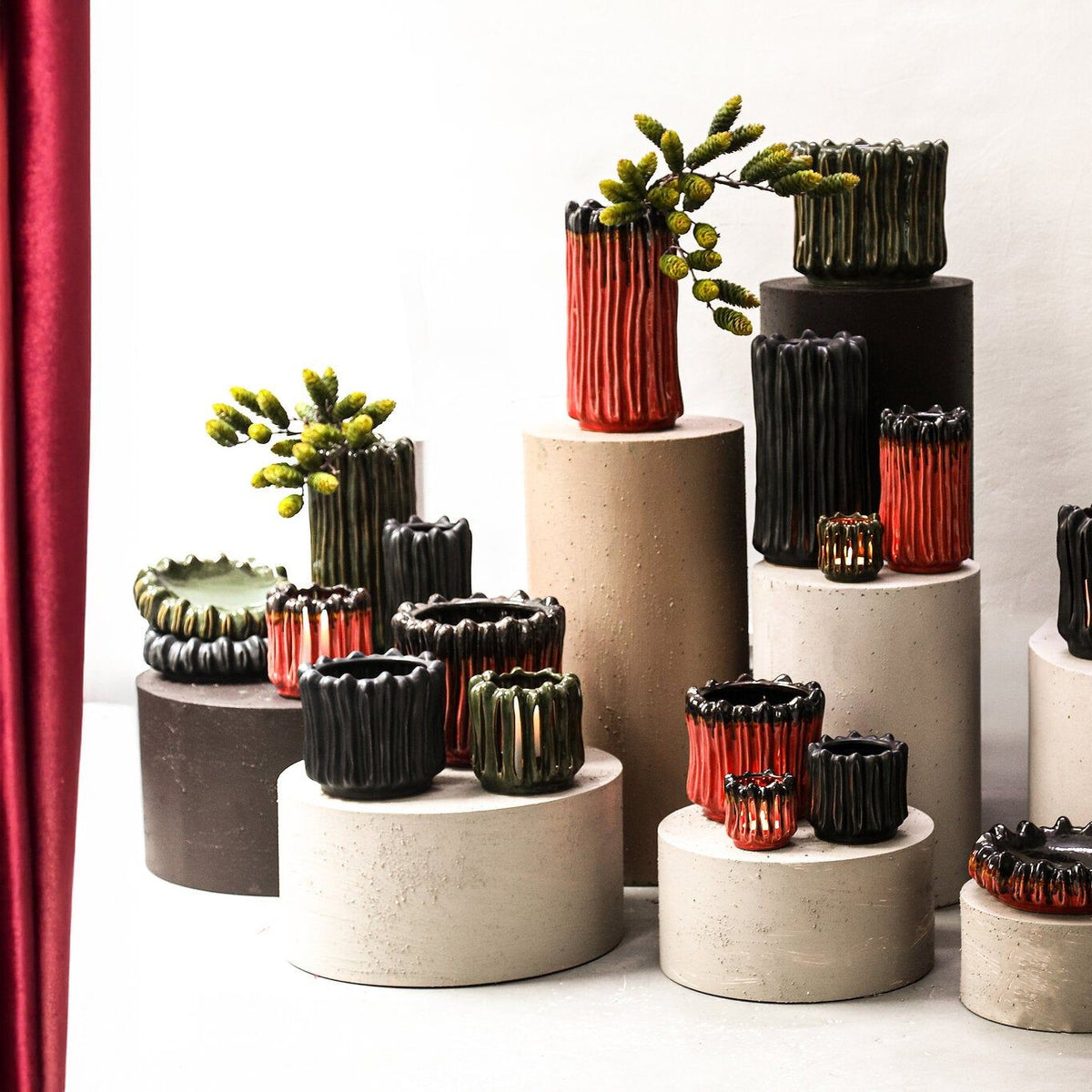 Set Van 3 Luci Zwart Keramiek Ribbel van PTMD, de pot M gestyled in een woonkamer