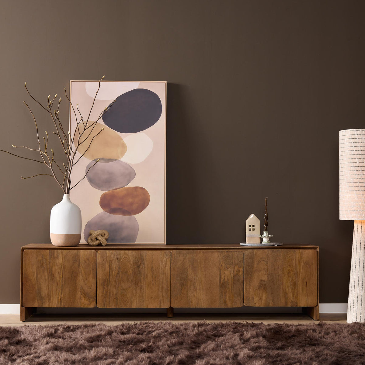 Sfeerbeeld van tv-meubel Tense naturel met vazen en kunst aan de wand