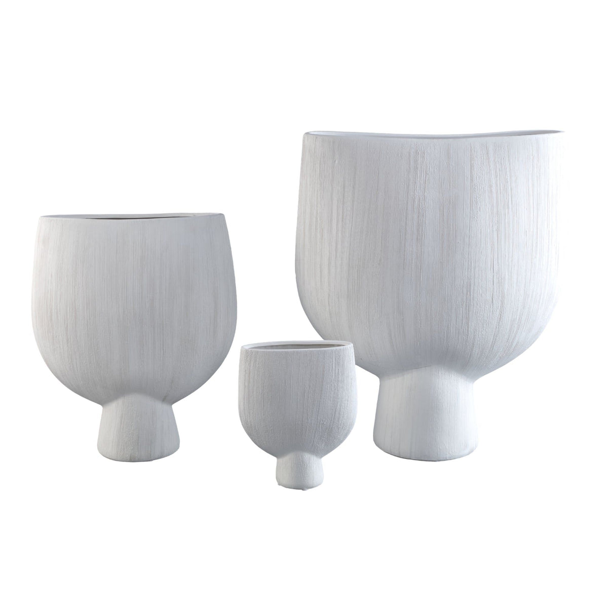 Tywin pot large van PTMD van opzij, wit keramiek met fijne verticale lijnen