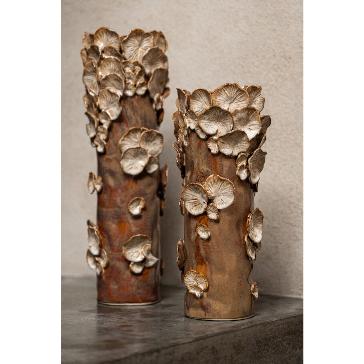 Vaas Paddenstoelen Steengoed Bruin Beige Small van J-Line, vierde weergave van de bruine cilindervaas