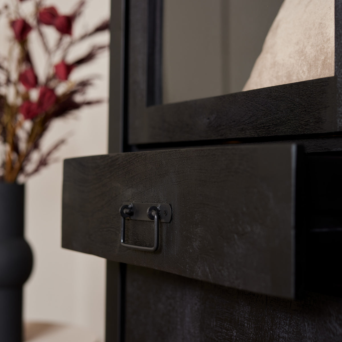 Vitrinekast Boaz Zwart van Starfurn met legplanken achter de deuren