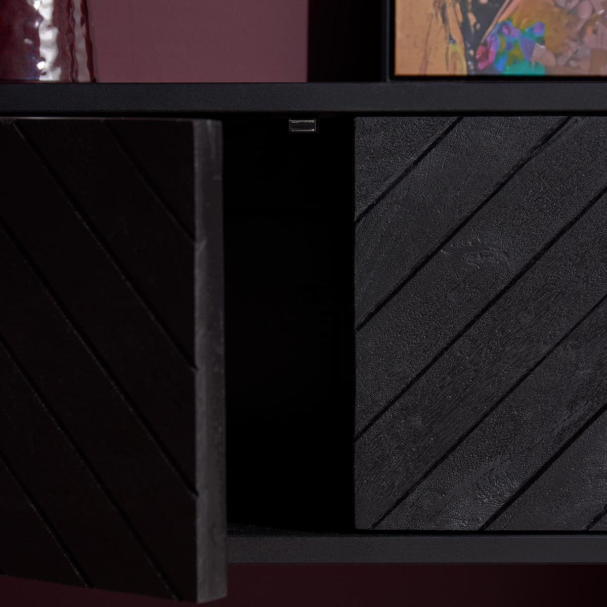 Close up van het open vak en het visgraatfront van tv-meubel New York