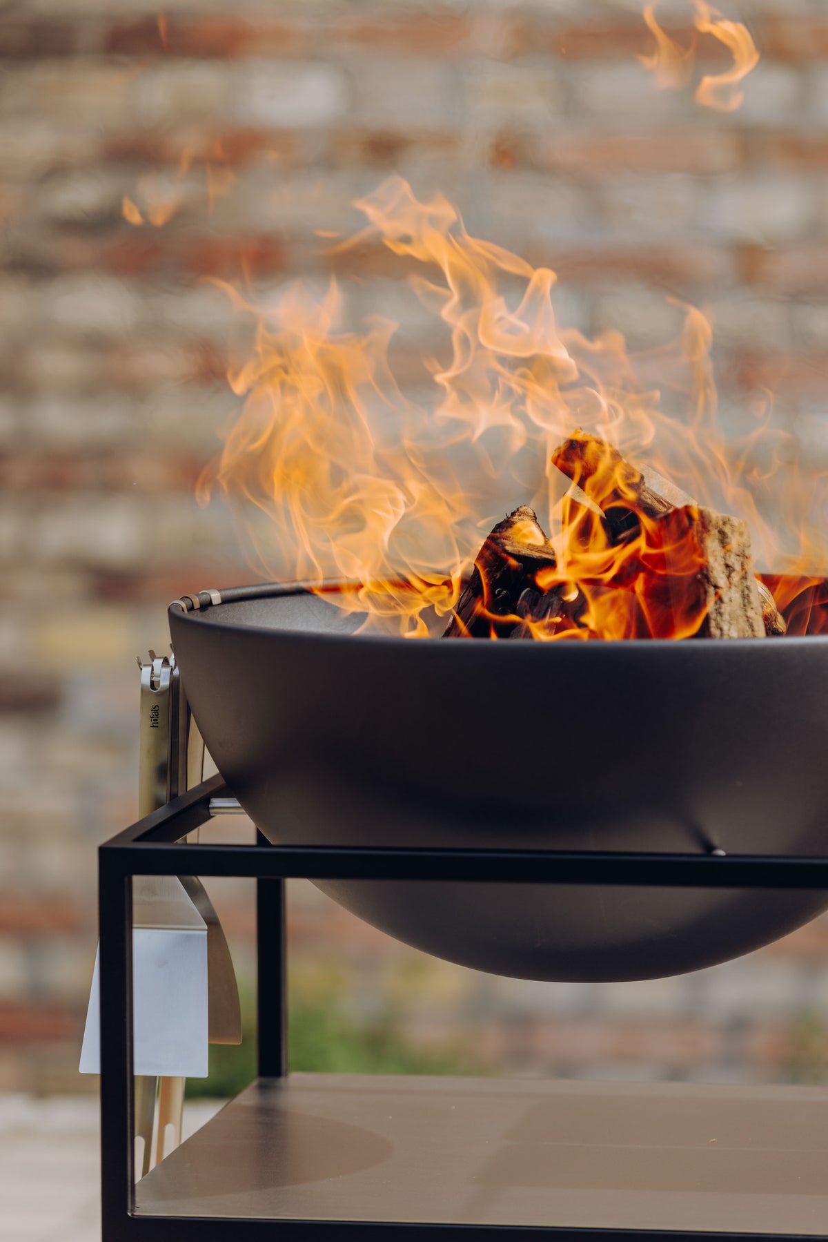 Fire Kitchen BBQ con Höfats Bowl 57 Cucina da esterno