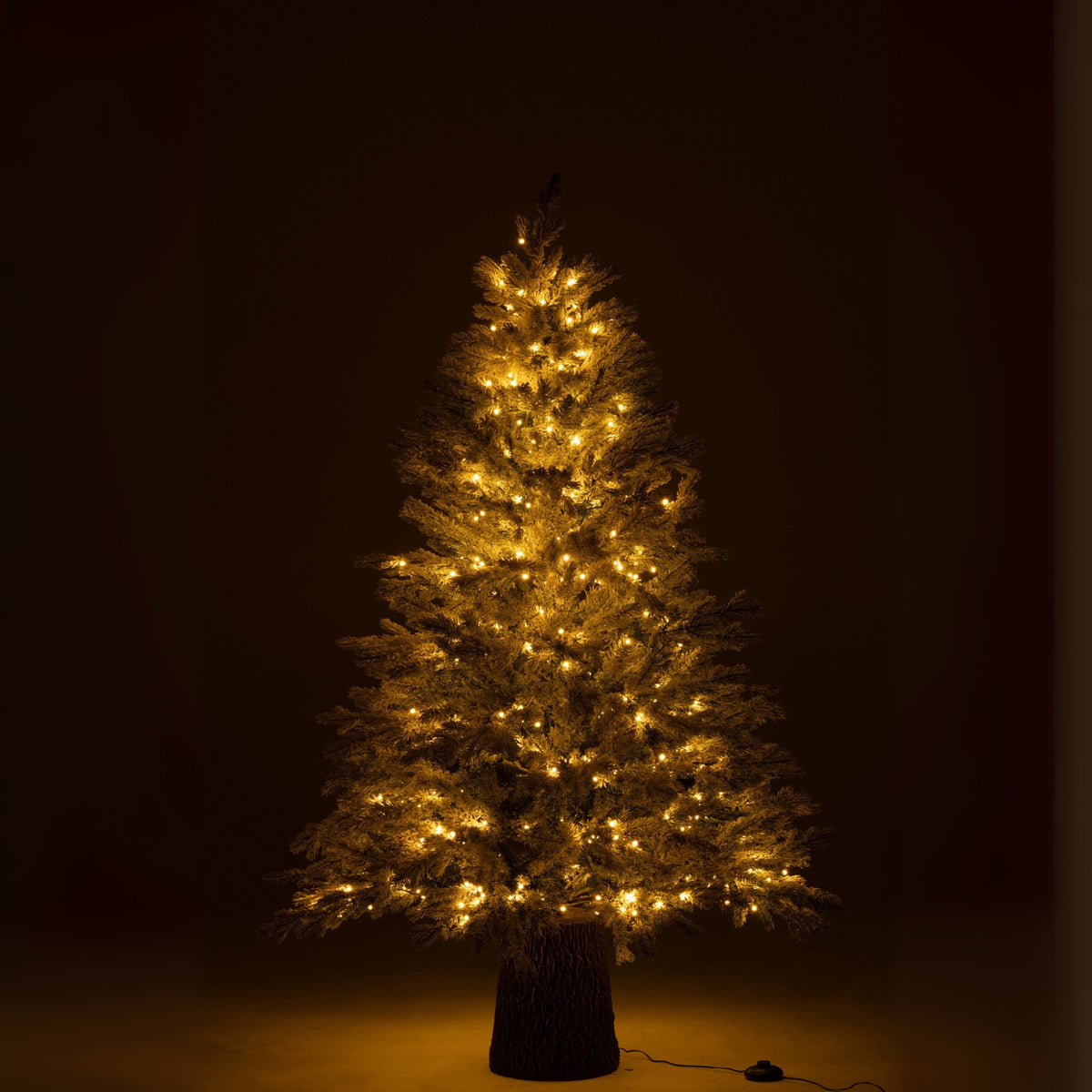 Albero di Natale 600 LED Base in Legno Nevoso Artificiale Verde Scuro J-Line