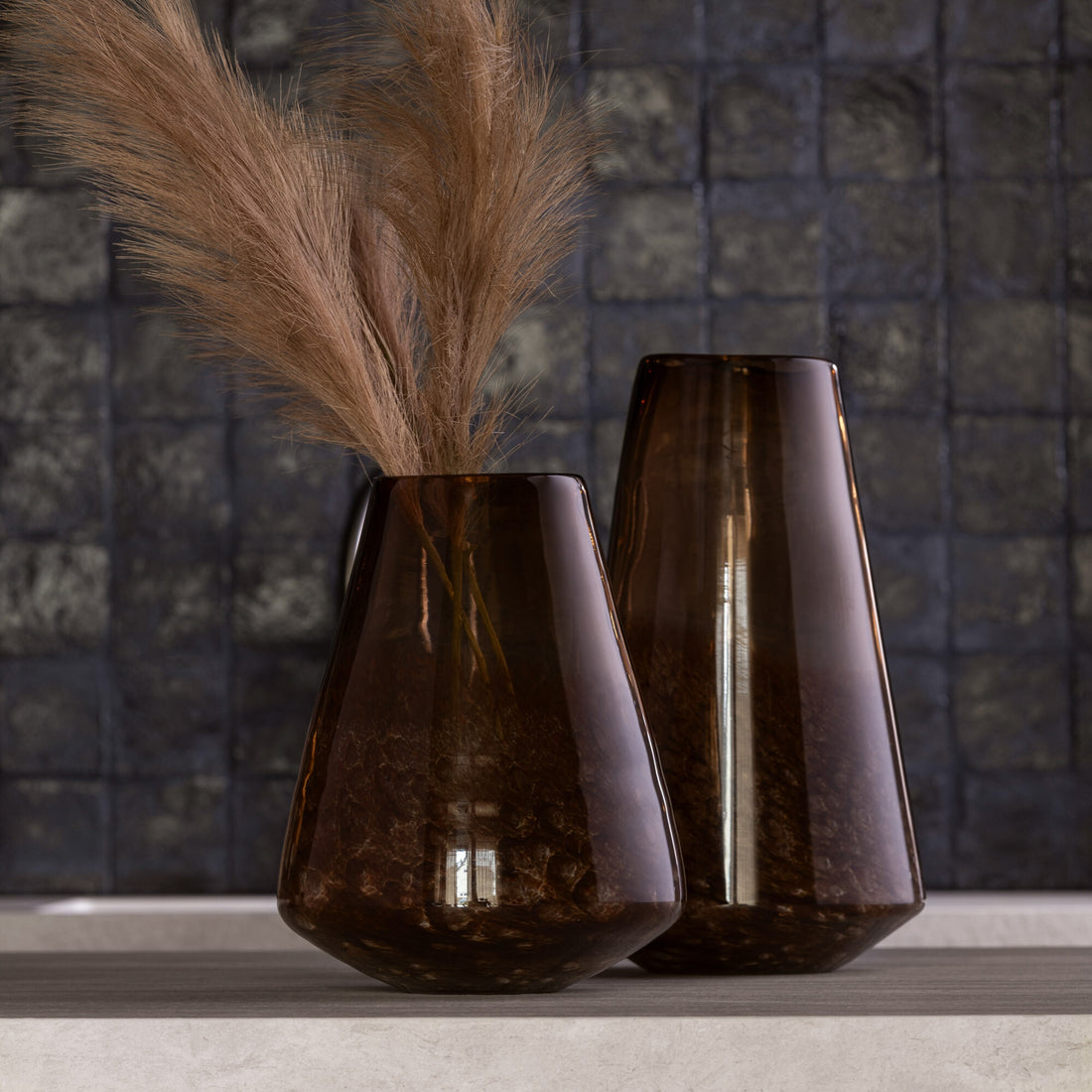 Vaso in vetro marrone scuro Cone Small J-Line