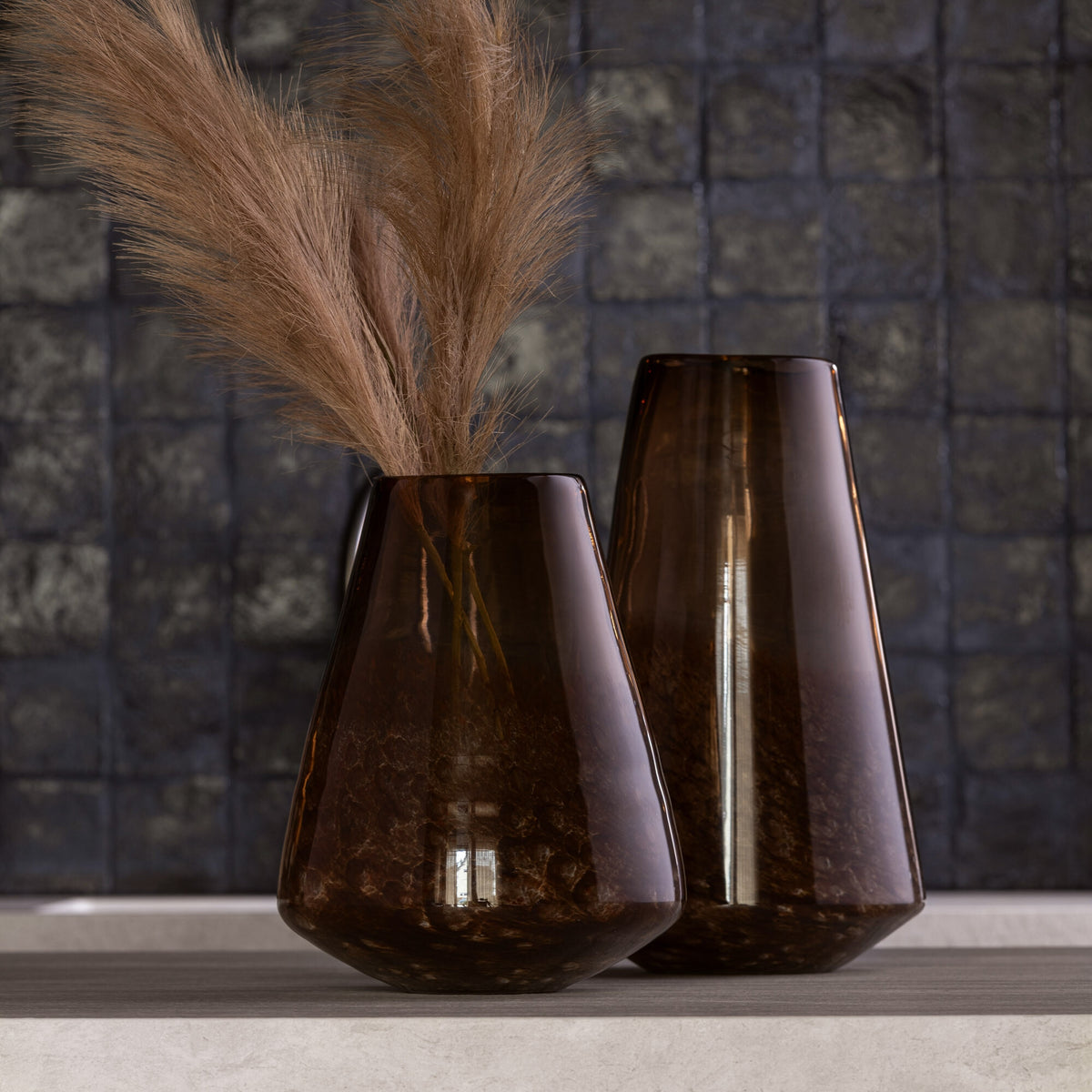 Set di 2 vasi in vetro marrone scuro Cone J-Line