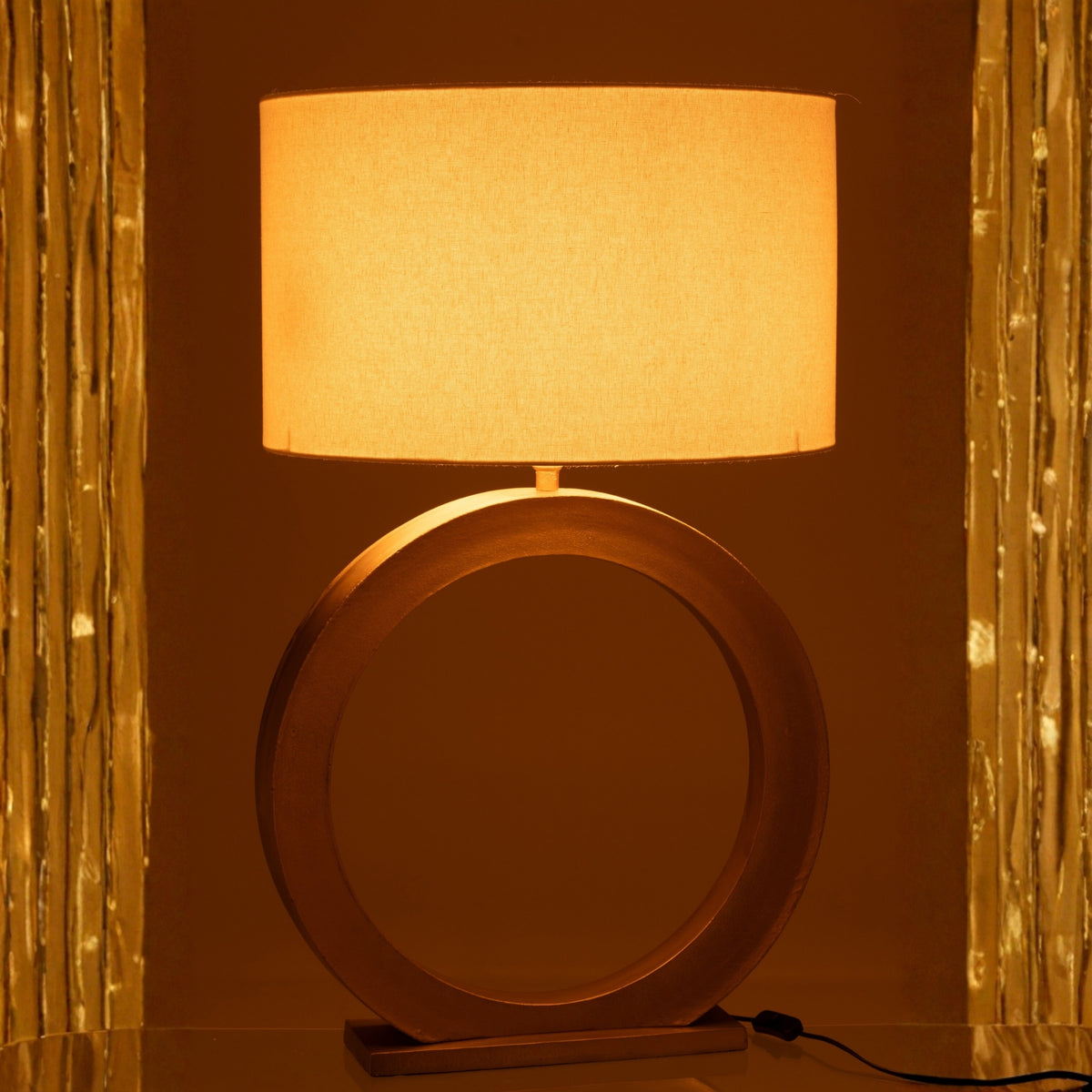 Lampada da tavolo rotonda in alluminio color oro J-Line