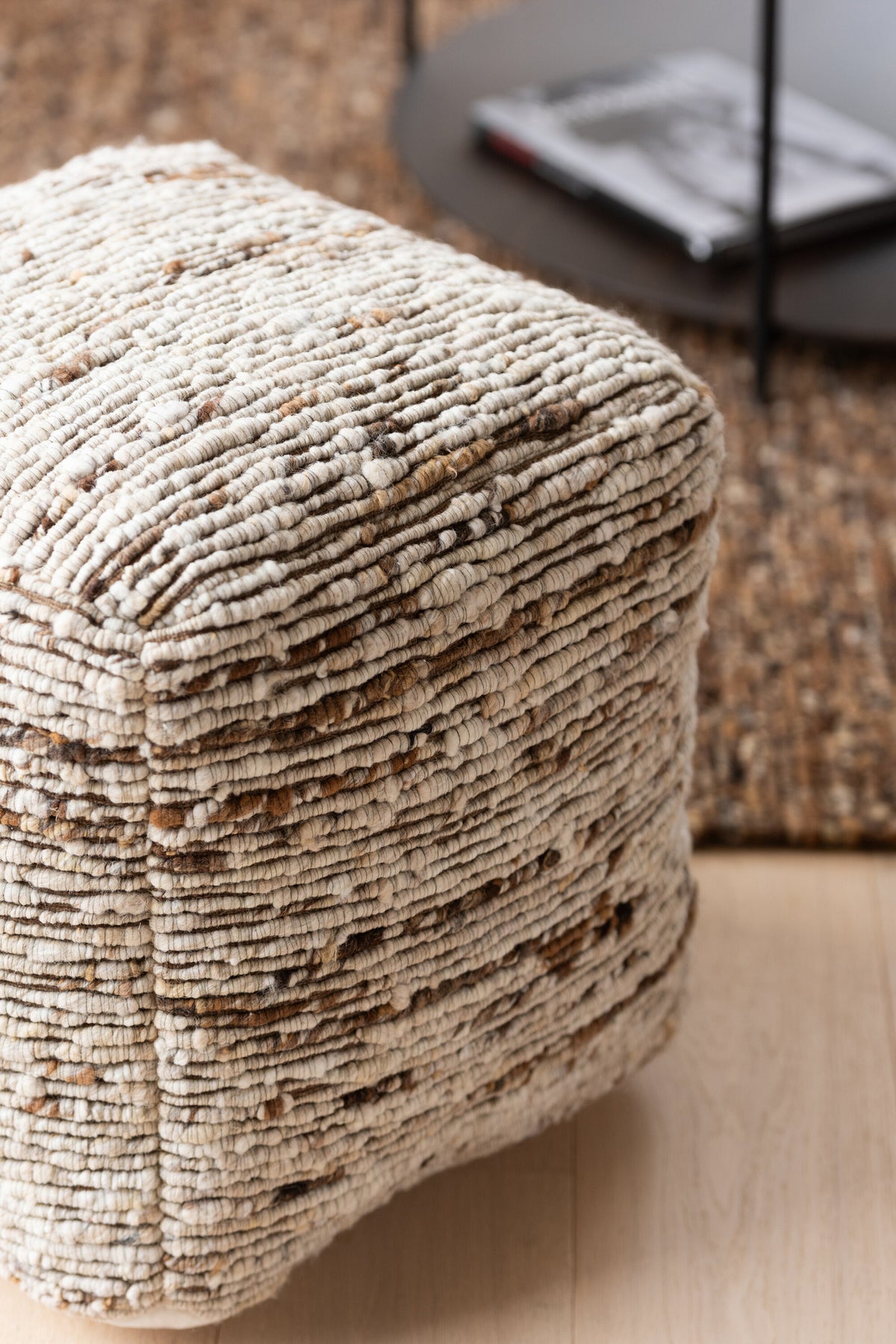 Pouf in lana tessuta écru/marrone 45x45x45 cm J-Line