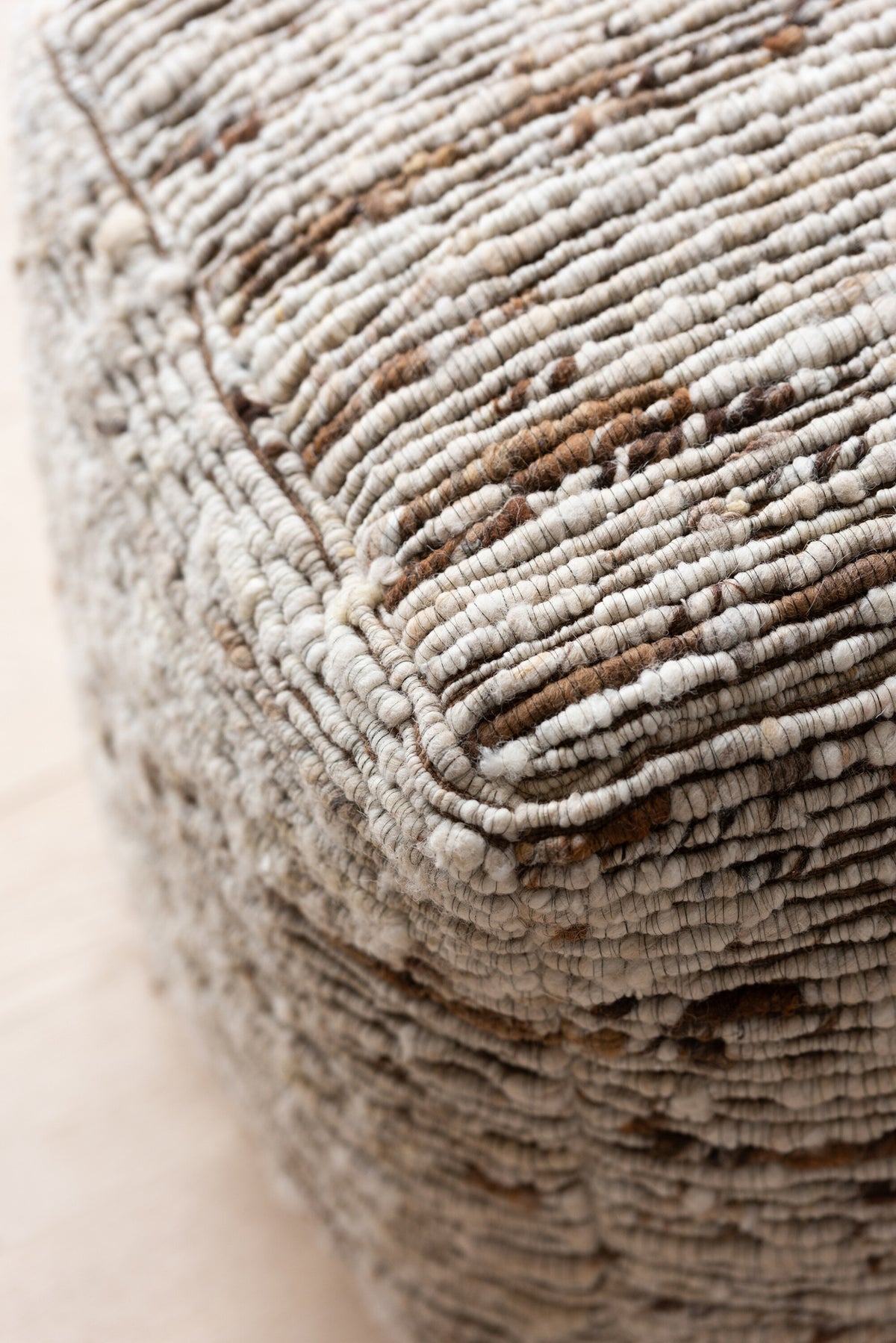 Pouf in lana tessuta écru/marrone 45x45x45 cm J-Line
