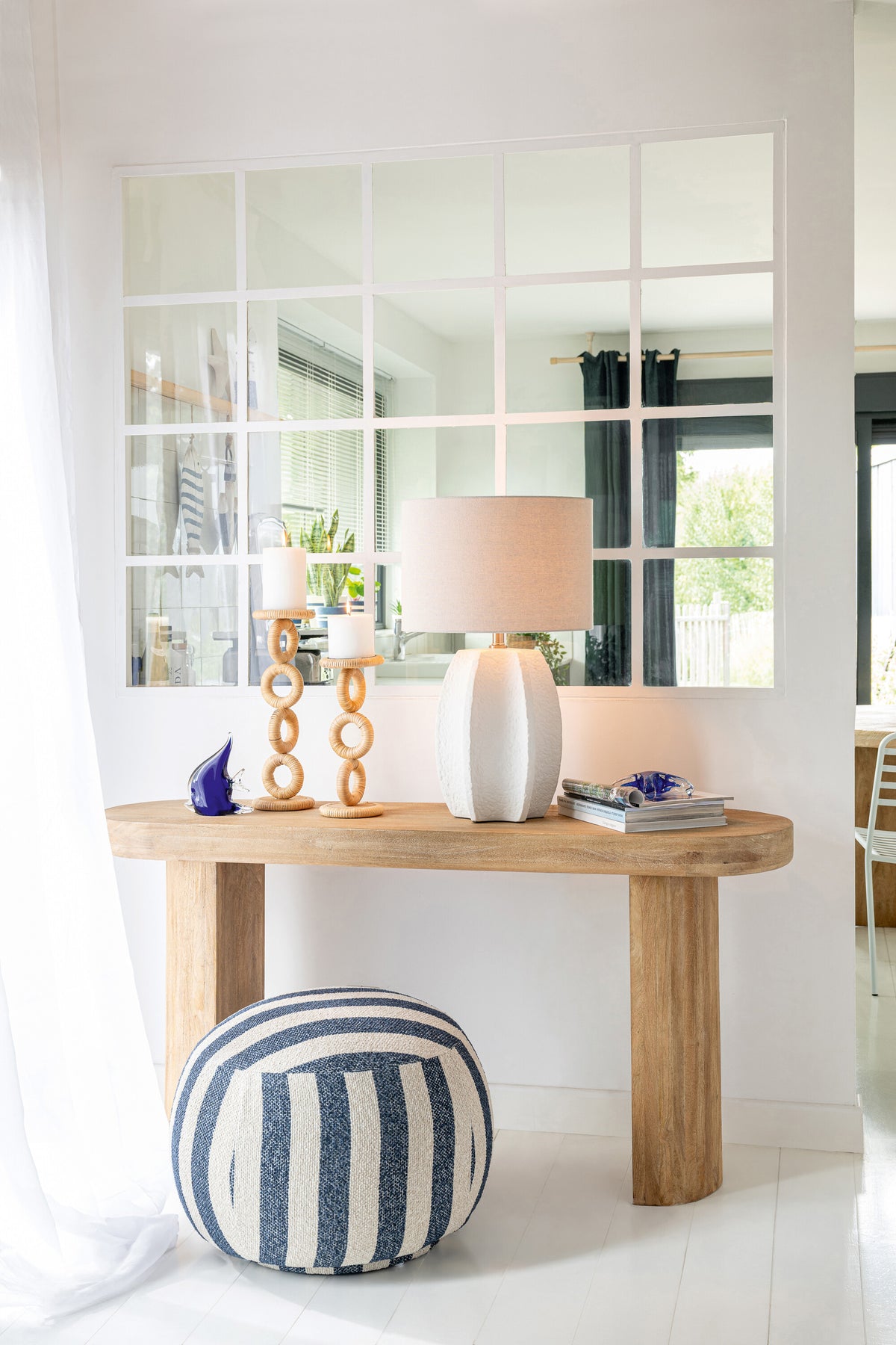 Poltrona con pouf in tessuto a righe blu/bianco sporco J-Line