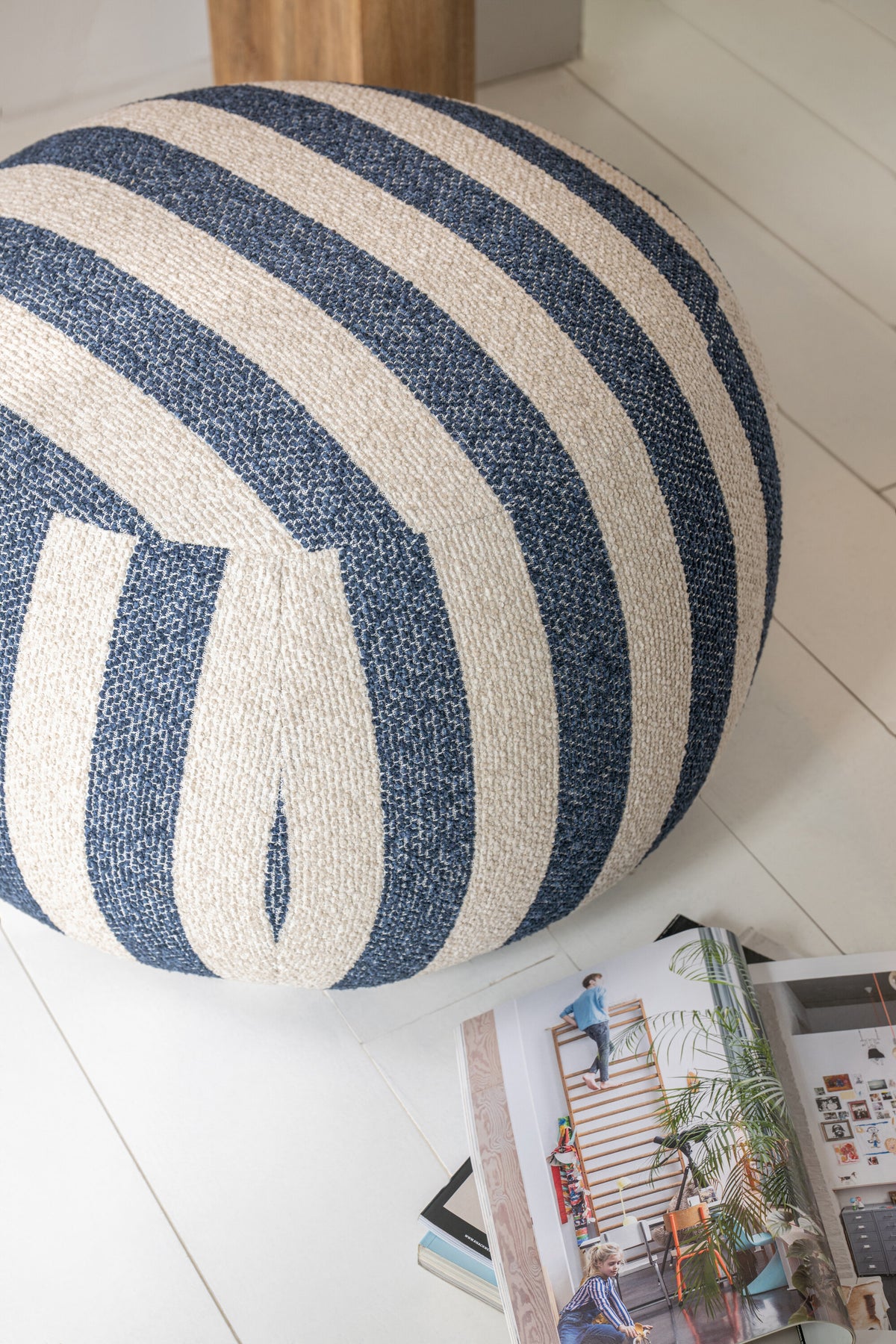 Poltrona con pouf in tessuto a righe blu/bianco sporco J-Line