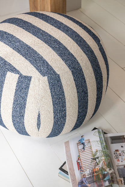 Poltrona con pouf in tessuto a righe blu/bianco sporco J-Line