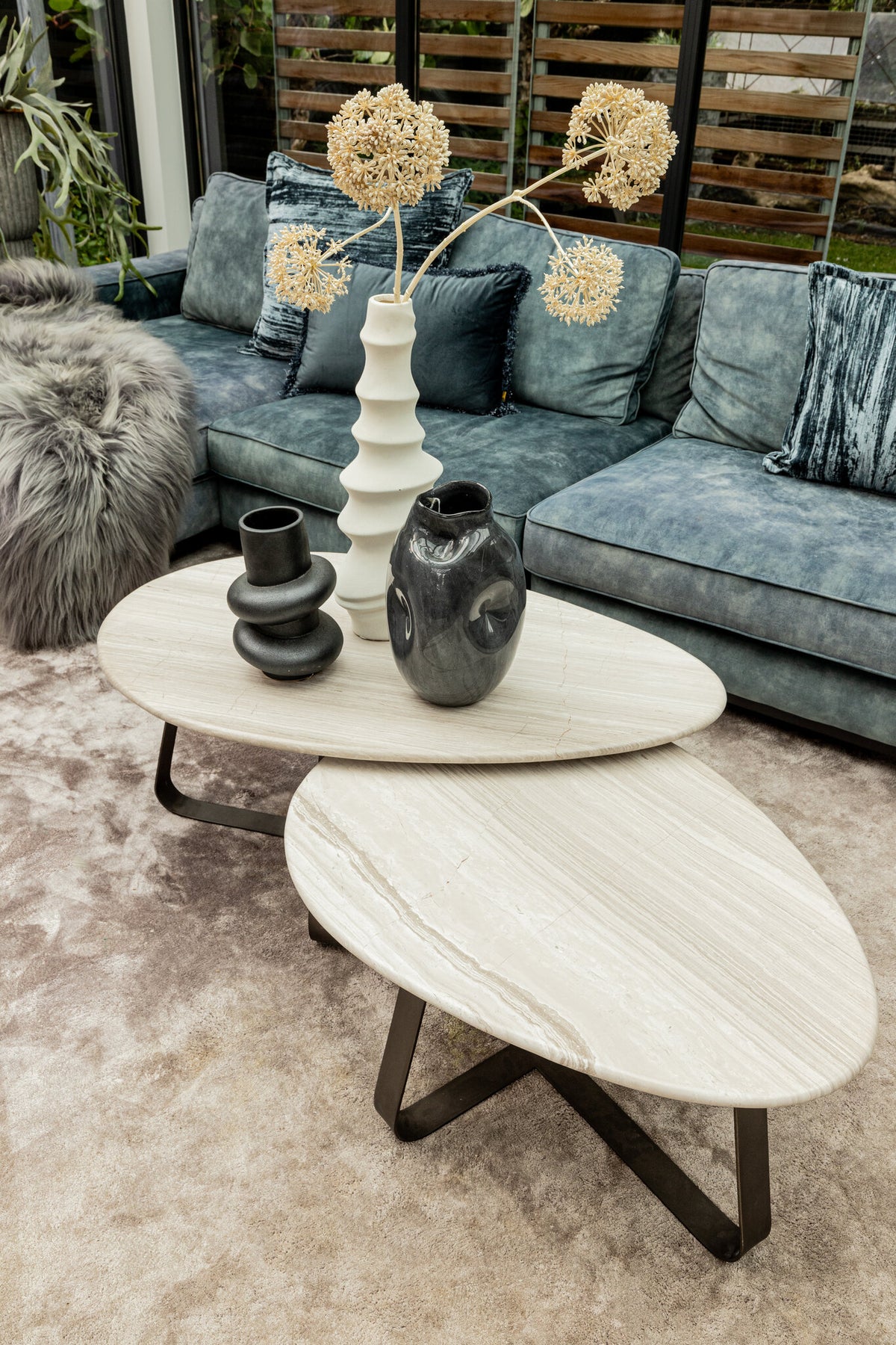 Tavolino da salotto Muka alto base grigio scuro marmo bianco PTMD