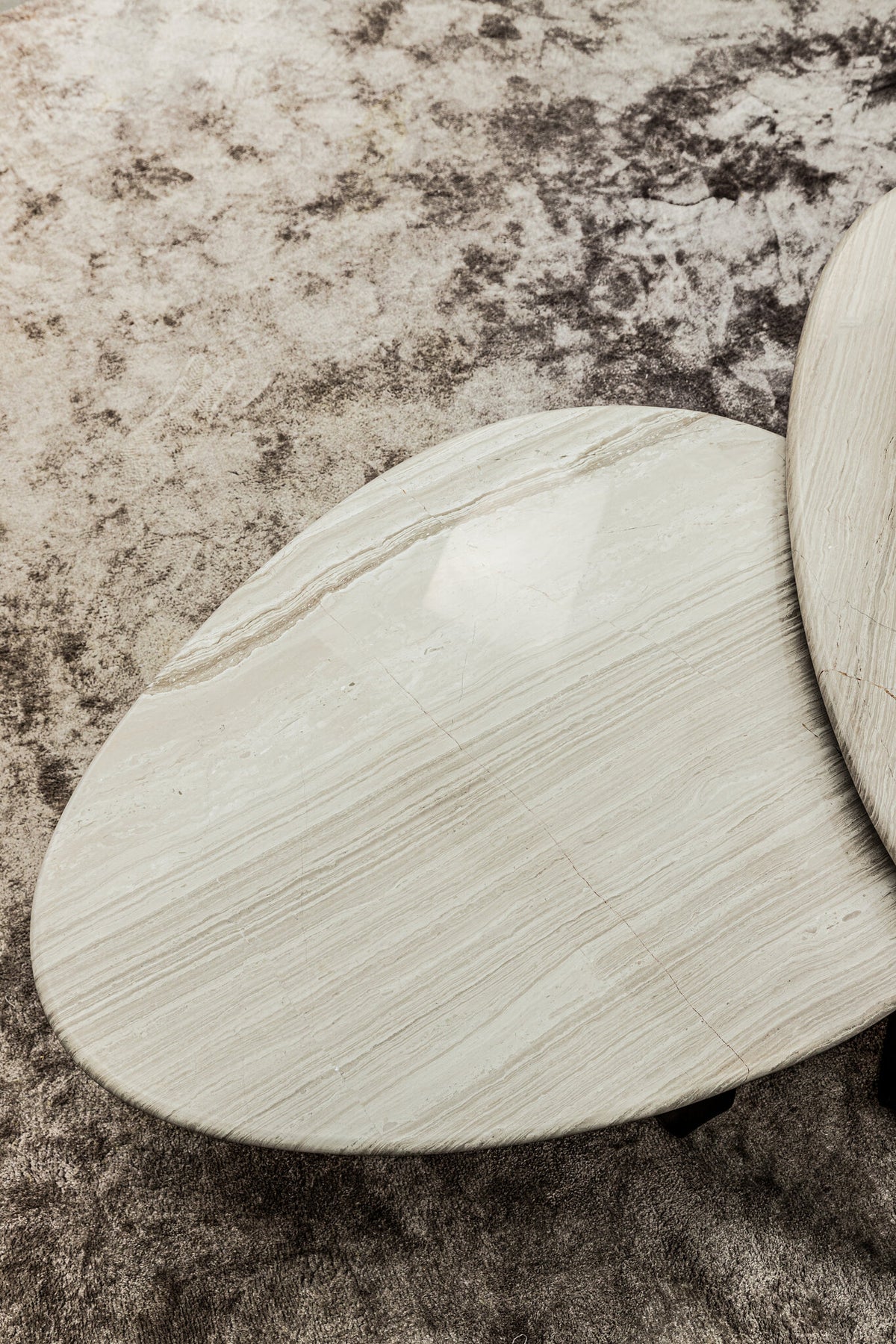 Tavolino da salotto Muka alto base grigio scuro marmo bianco PTMD