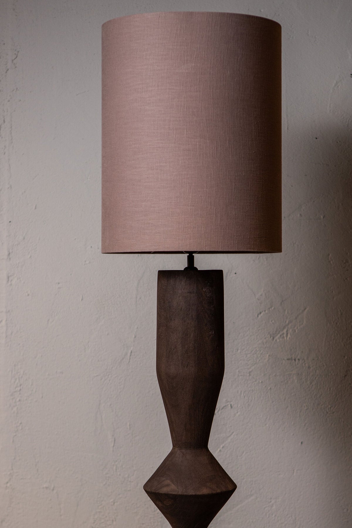 Lampada da terra Elaine Marrone Legno di Mango Base Rotonda H130cm PTMD