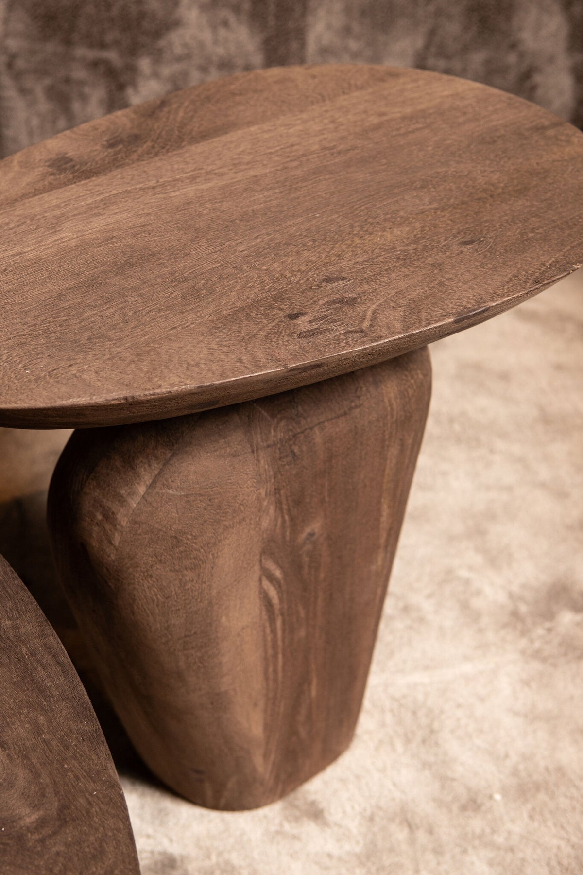 Tavolino Harshad in legno di mango marrone, forme organiche, PTMD