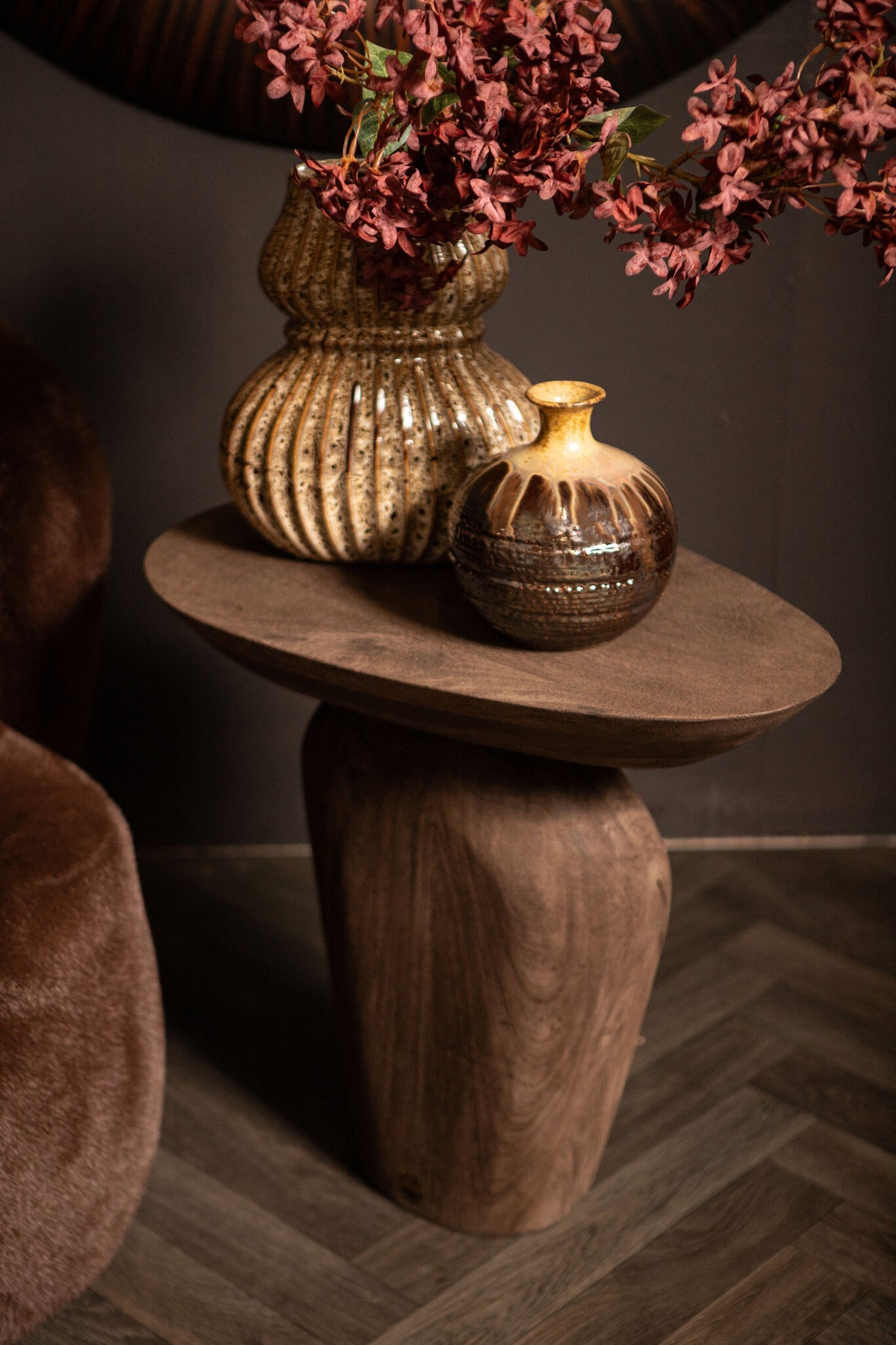 Tavolino Harshad in legno di mango marrone, forme organiche, PTMD