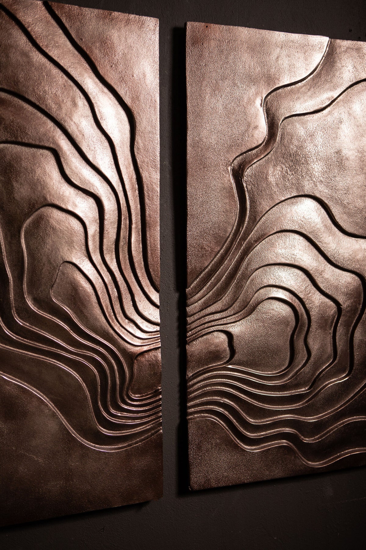 Pannello da parete in alluminio pressofuso color bronzo Erike Wave in 2 parti PTMD