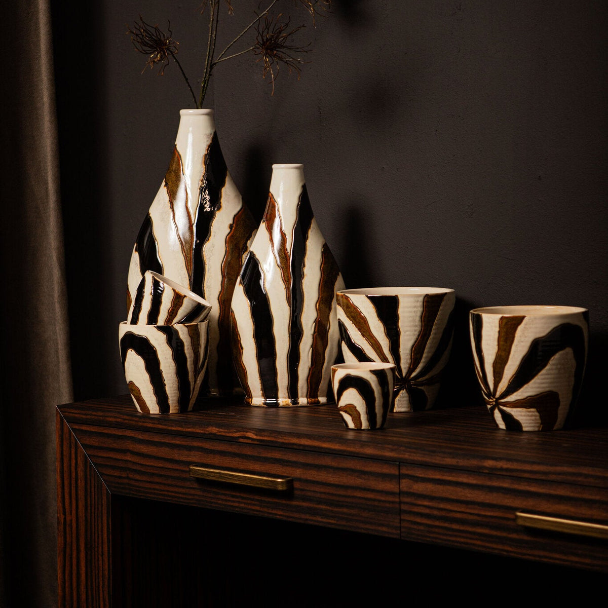 Evelin Vaso ovale in ceramica marrone scuro con linee S 23x15x44,5 cm PTMD