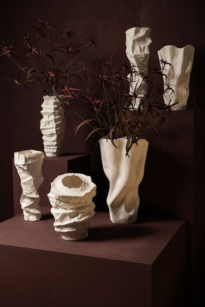 Aharon Vaso in Ceramica Bianca di Forma Irregolare Slim L 24x23x51cm PTMD