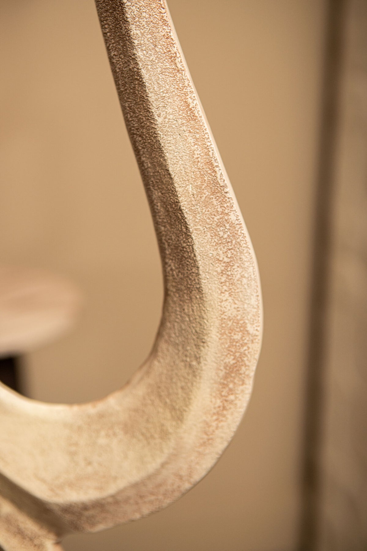 Scultura Camare Design Astratto in Alluminio Fuso Beige Piccola PTMD
