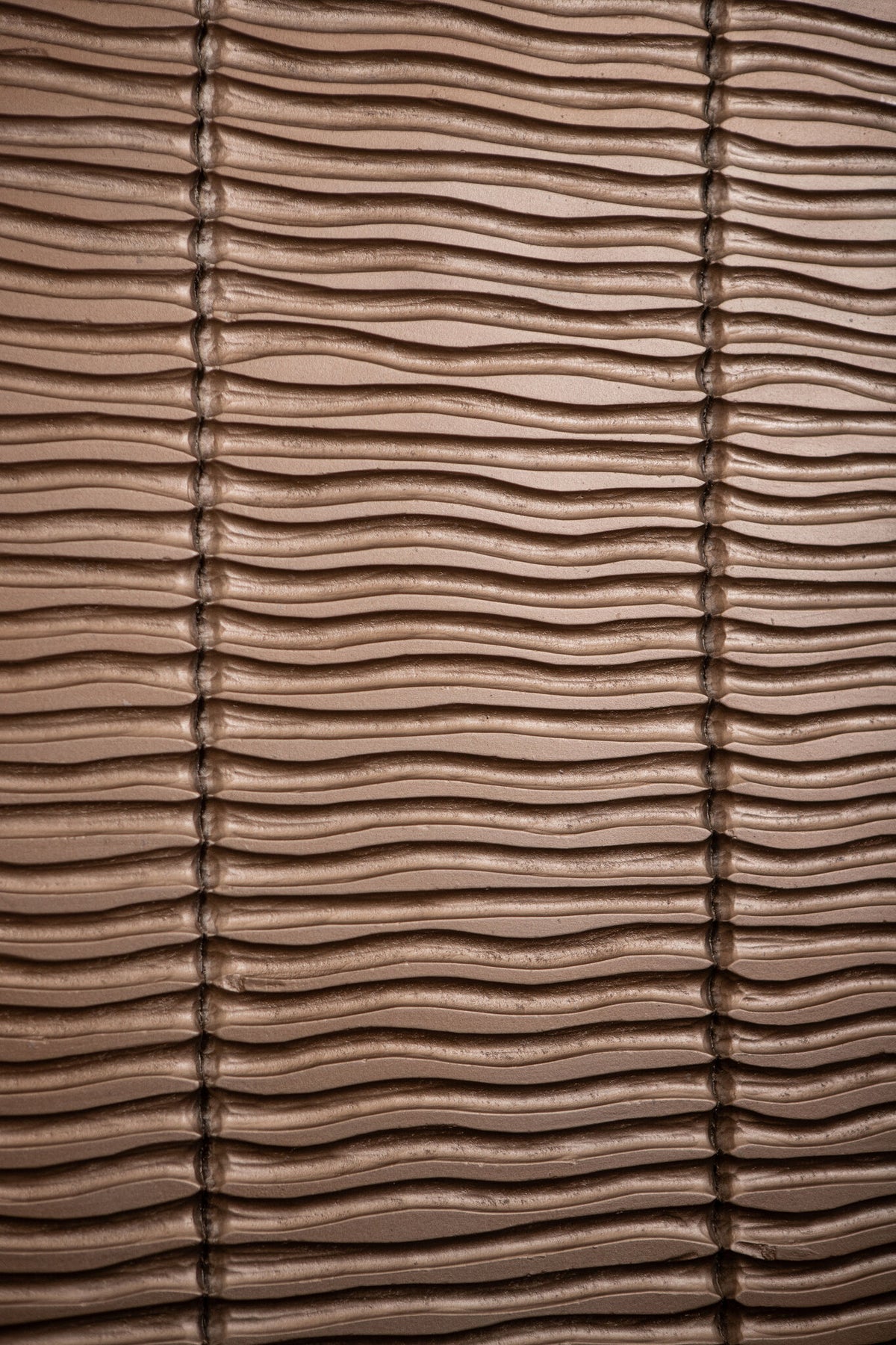 Pannello da parete Seline bronzo in MDF con strisce ondulate sovrapposte L PTMD