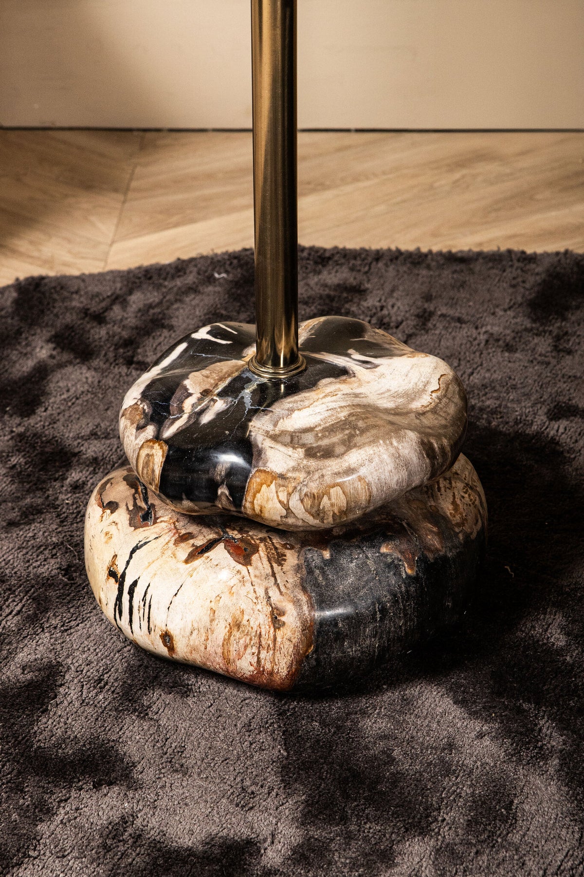 Tavolino laterale Wane in legno naturale pietrificato a doppia base PTMD