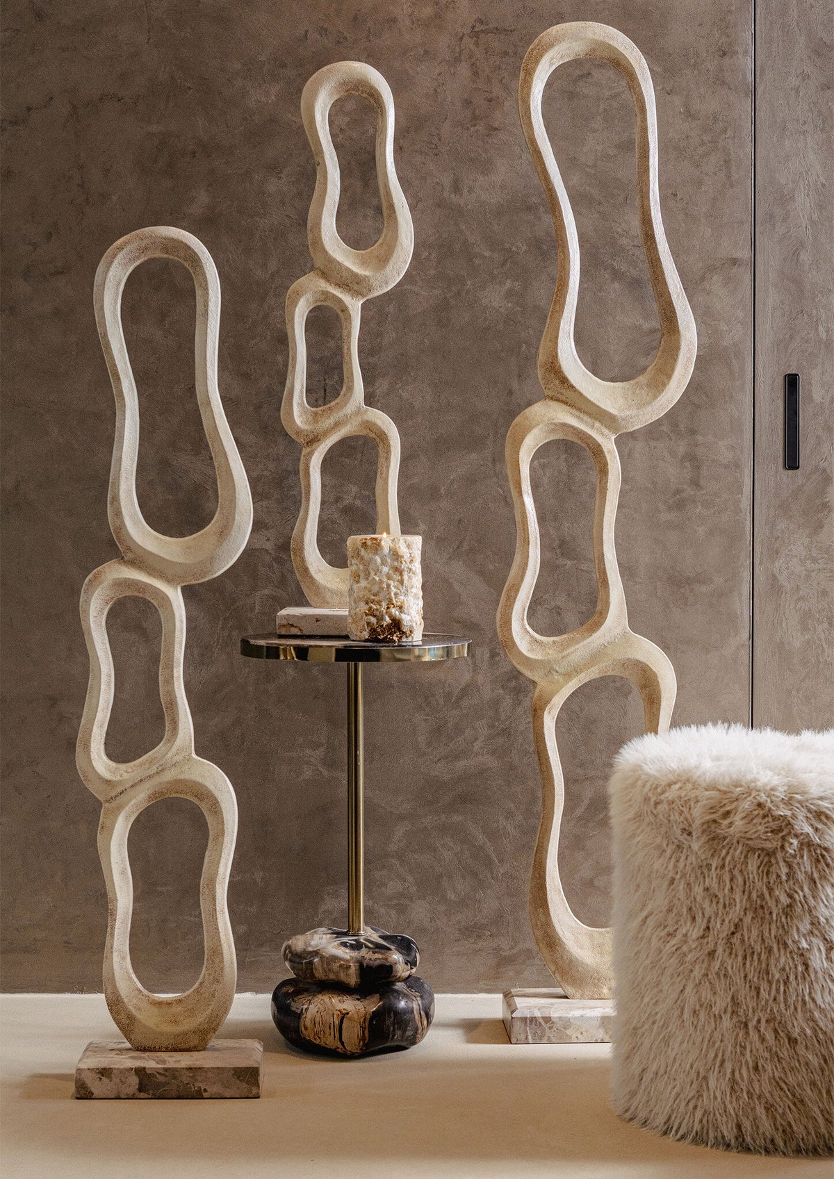 Tavolino laterale Wane in legno naturale pietrificato a doppia base PTMD
