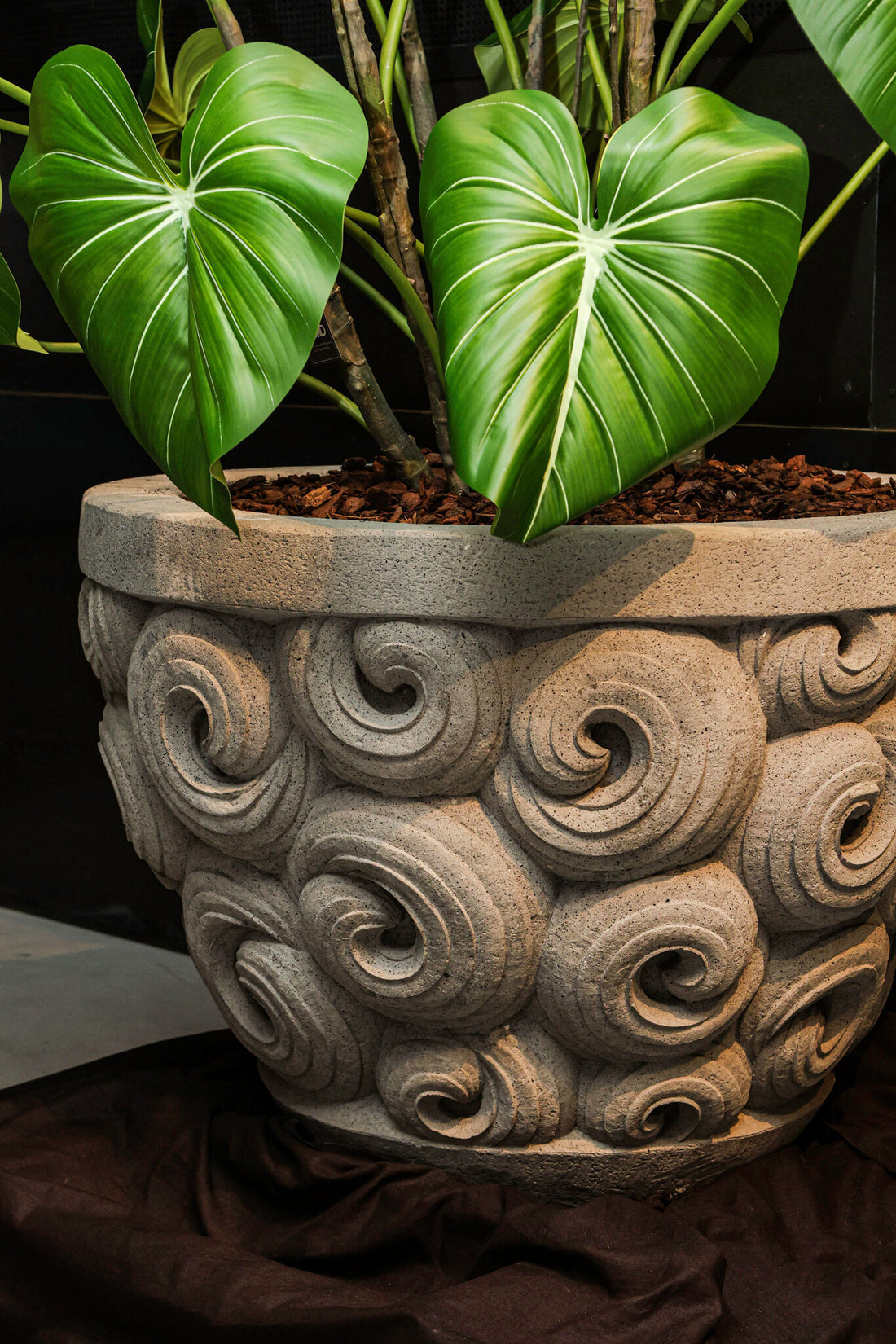 Vaso da fiori Jersiah Grigio Cemento Rilievo a Spirale Rotondo Grande PTMD