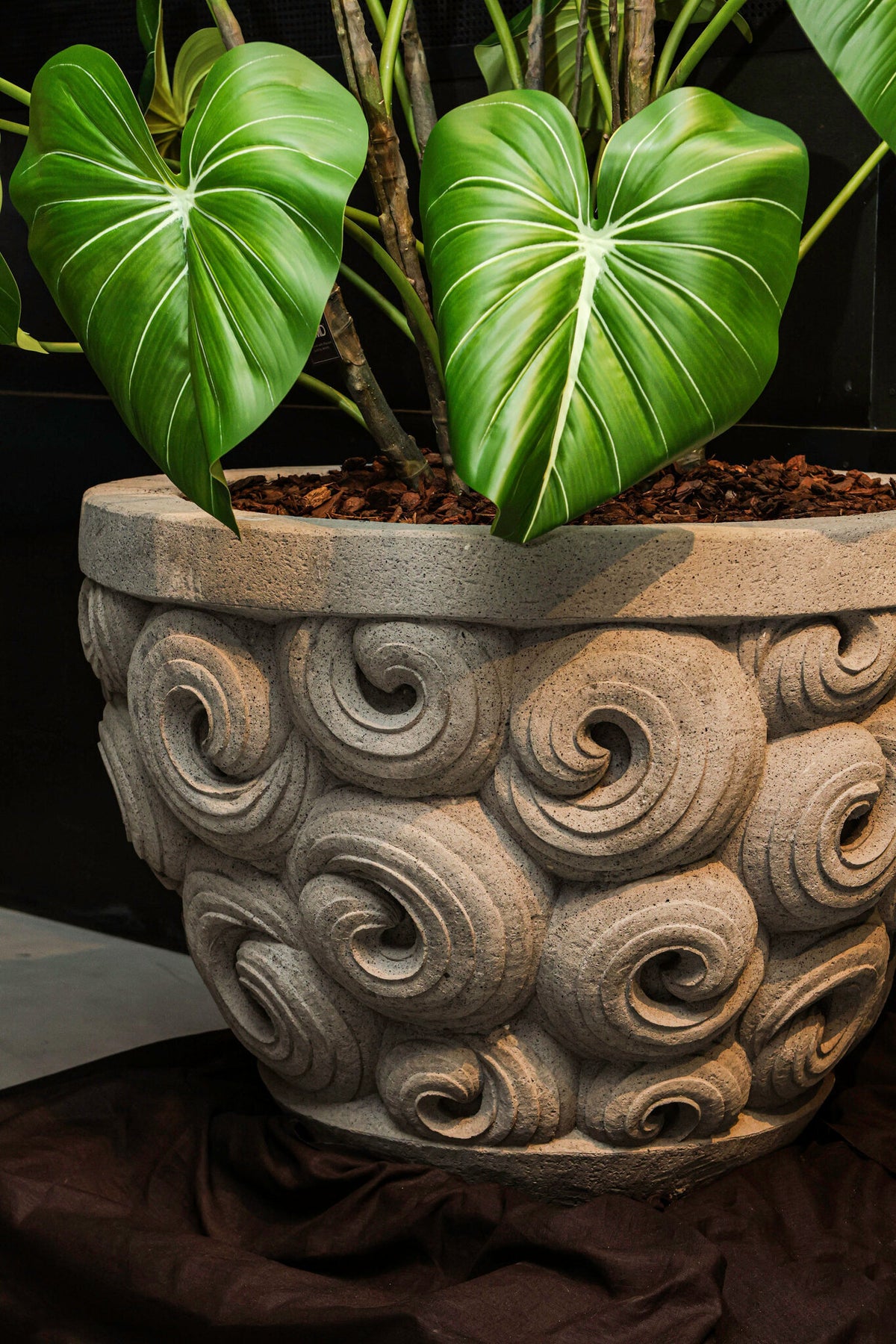 Vaso da fiori Jersiah Grigio Cemento Rilievo a Spirale Rotondo Grande PTMD