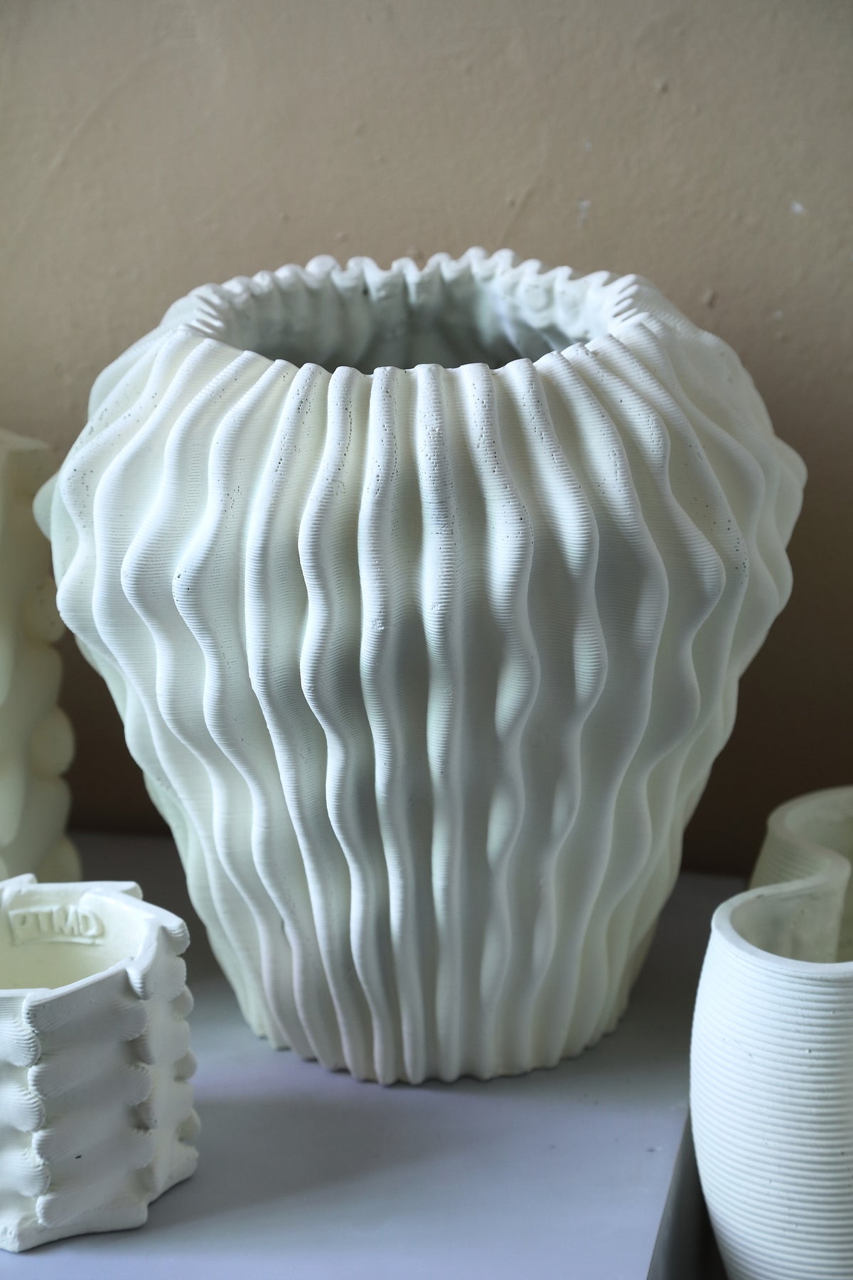 Barren Vaso Rotondo in Cemento Bianco Motivo Ondulato 3D L PTMD