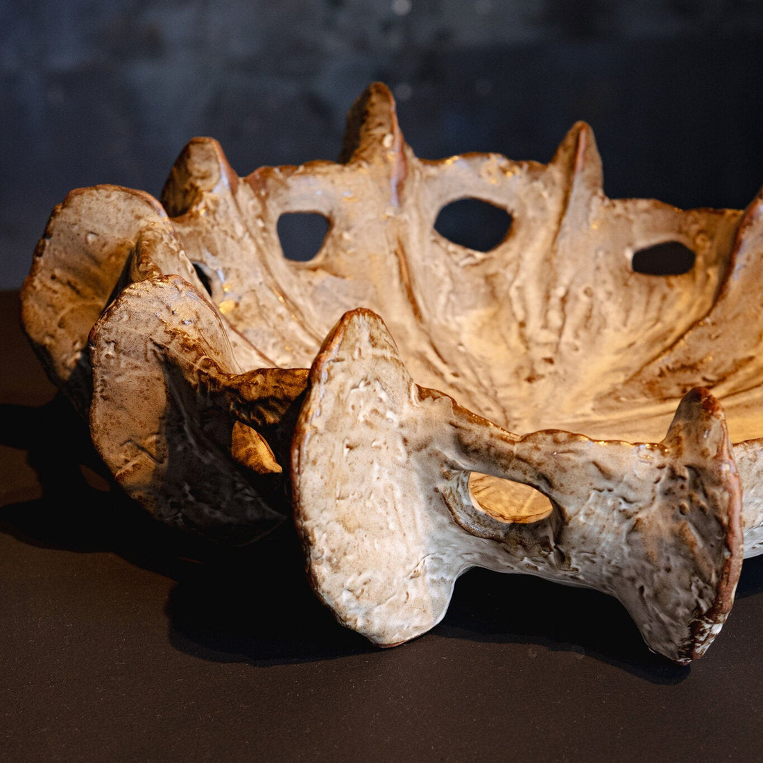 Ciotola decorativa Talan in ceramica beige dalla forma organica PTMD
