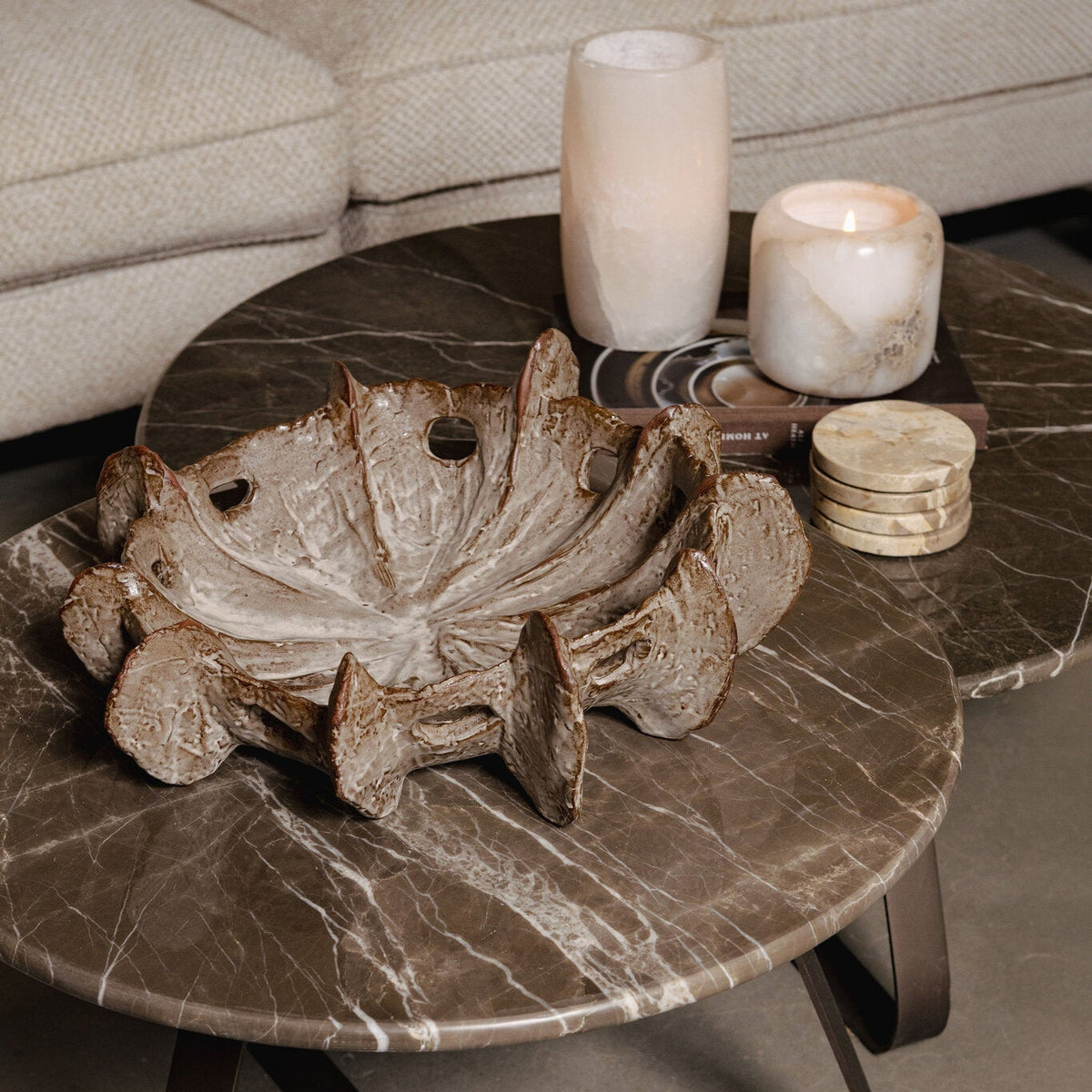 Ciotola decorativa Talan in ceramica beige dalla forma organica PTMD