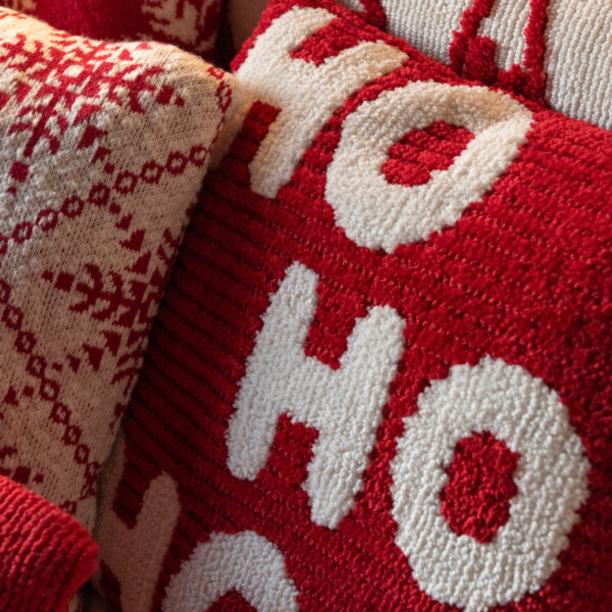 Set natalizio con plaid e cuscini HoHoHo rosso/bianco J-Line