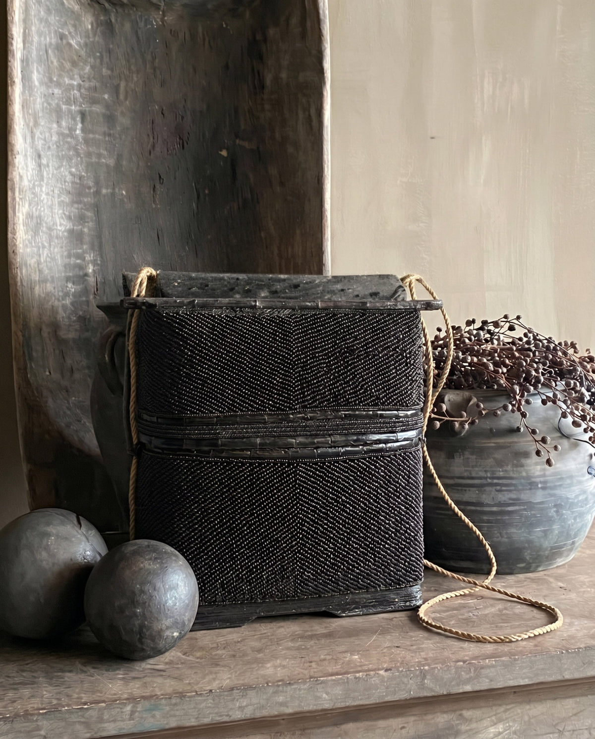 Il cofanetto di perline - Nero Bazar Bizar