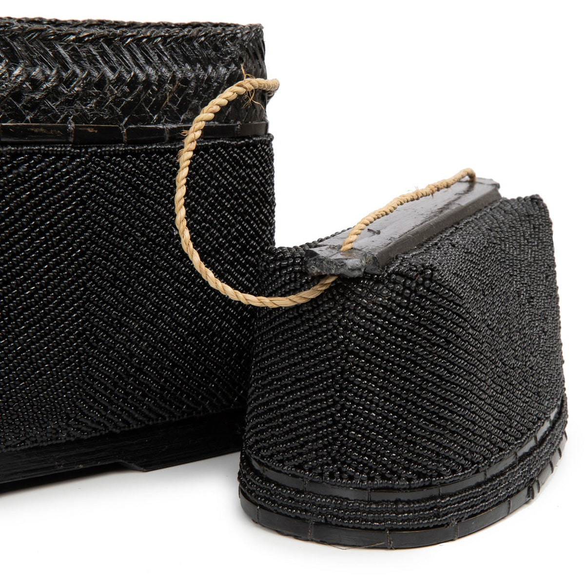 Il cofanetto di perline - Nero Bazar Bizar