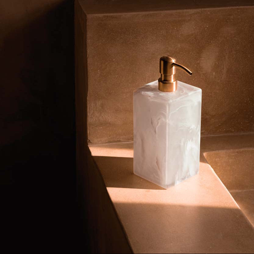 Il dispenser per sapone in resina - Rosa Bianco Bazar Bizar